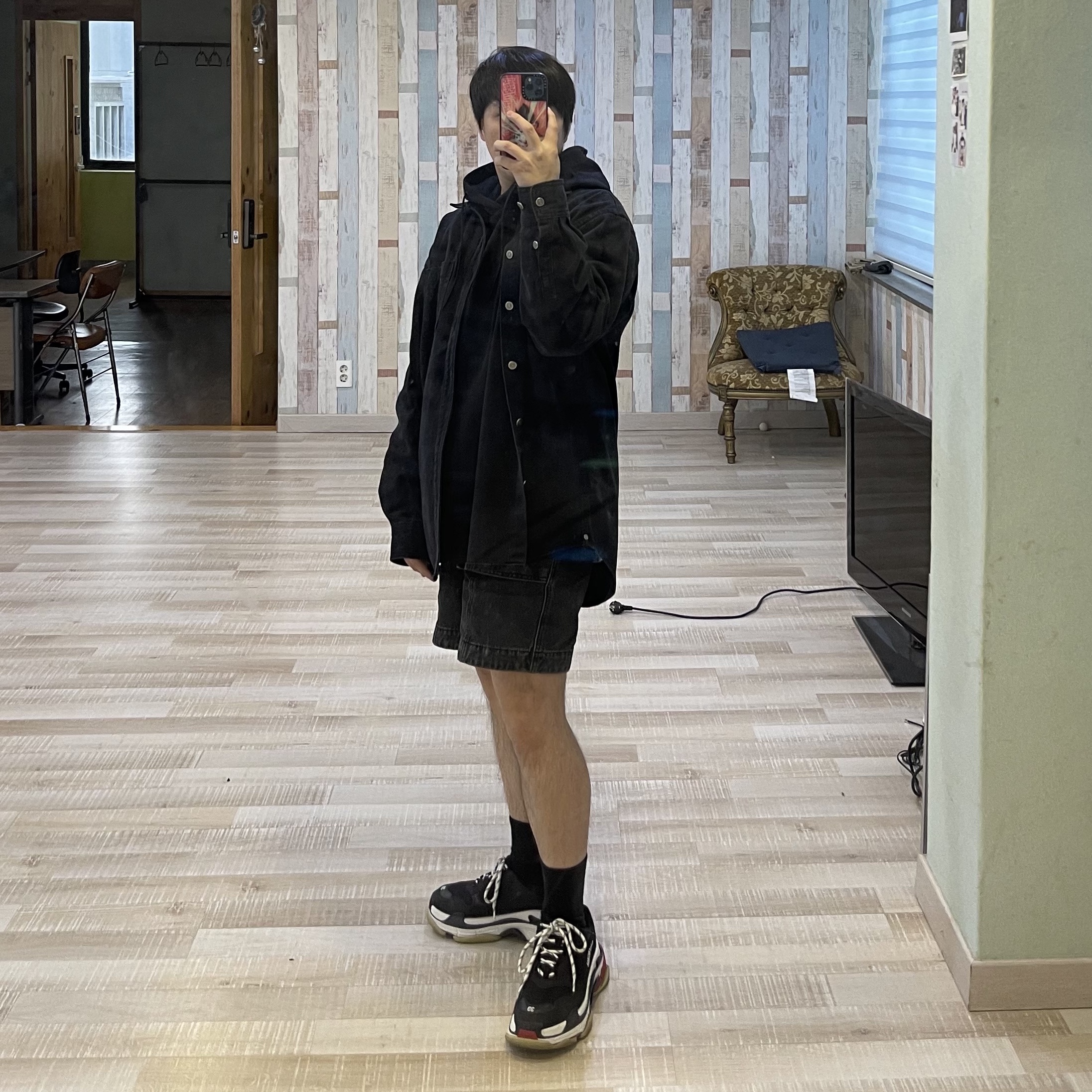 Balenciaga Triple S Sneakers Black 착용 스타일 - 2