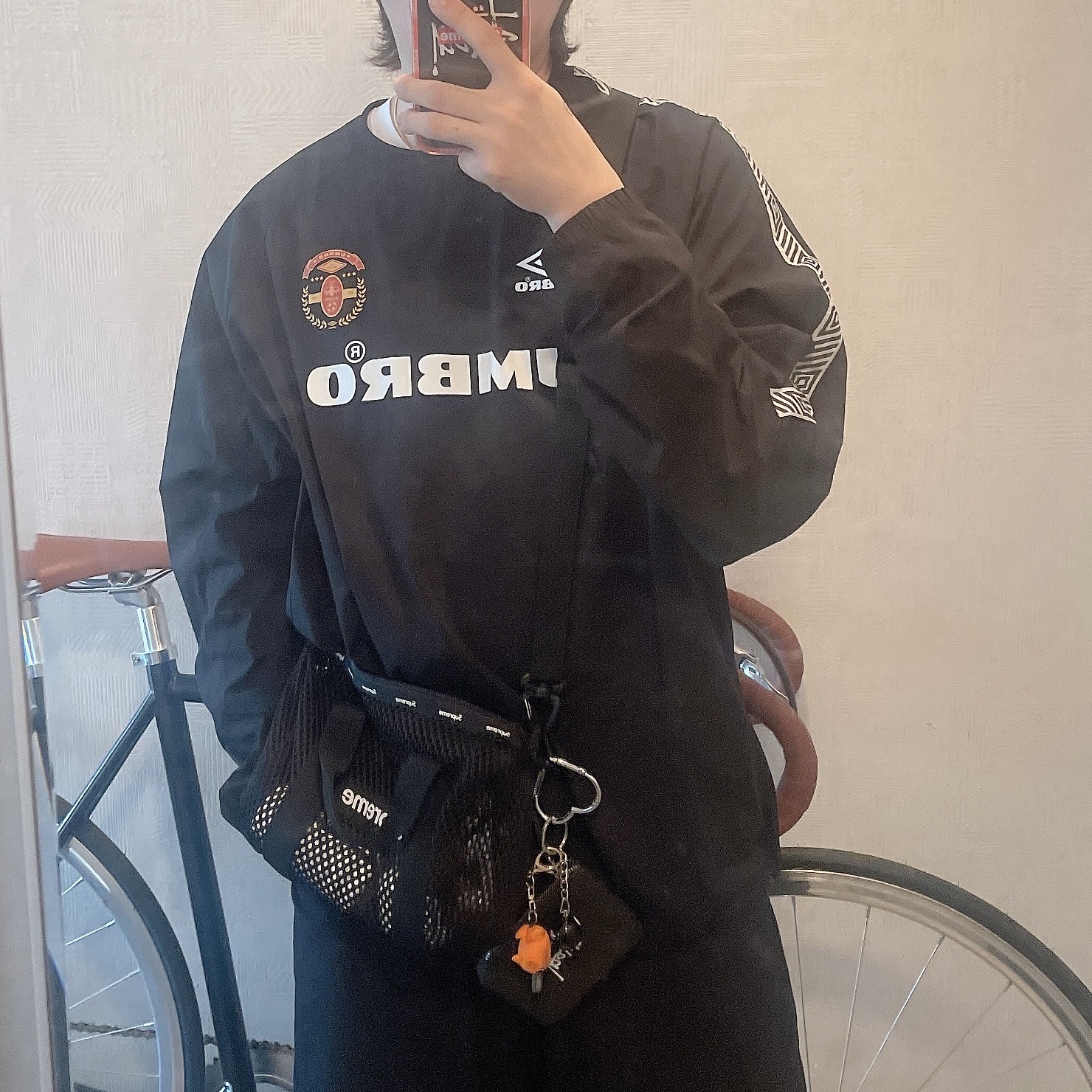 Supreme Mesh Mini Duffle Bag Black - 23SS, Human Made Heart Carabiner Silver 착용 스타일