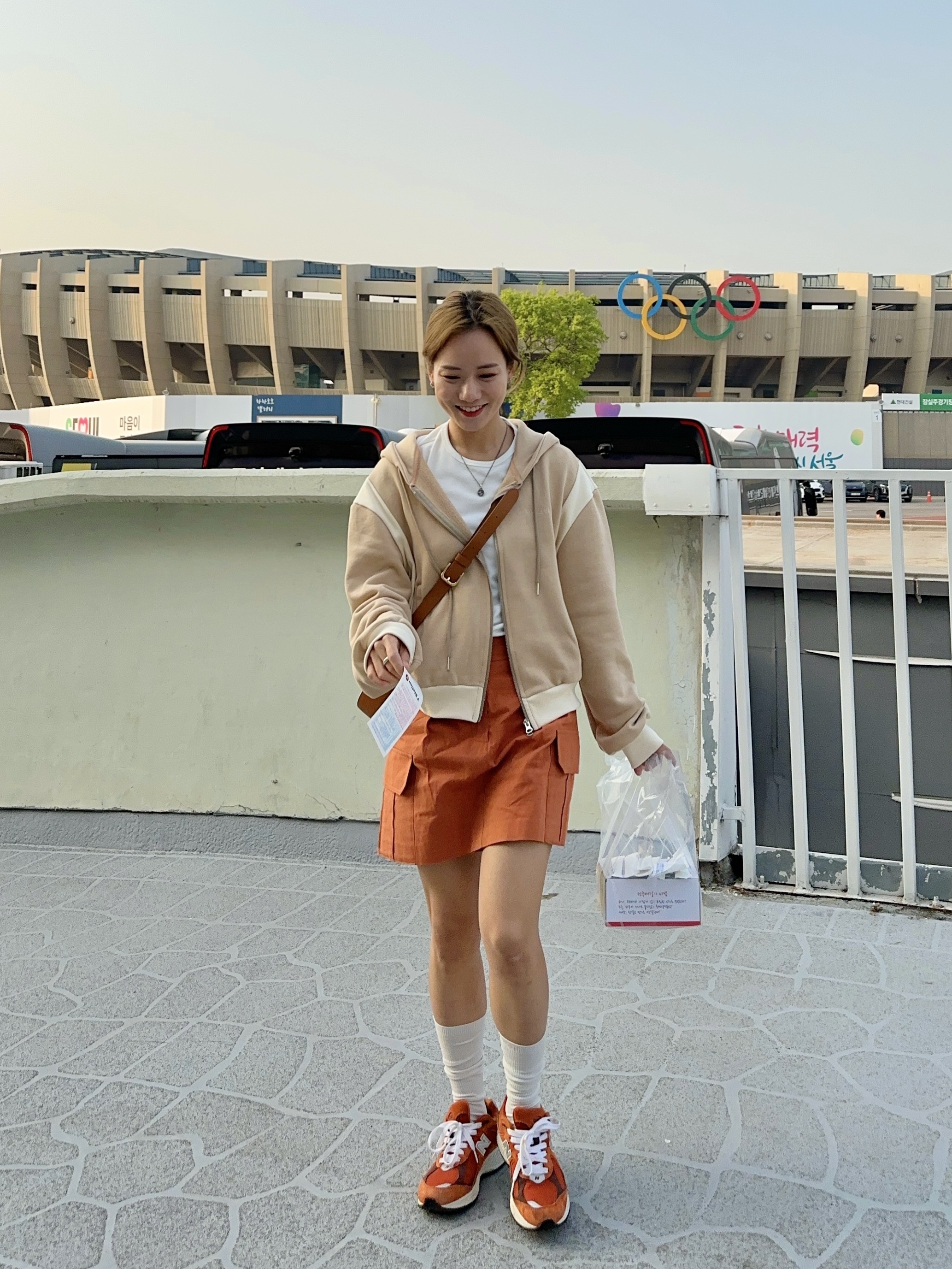 New Balance 2002R Rust Oxide 착용 스타일 - 3