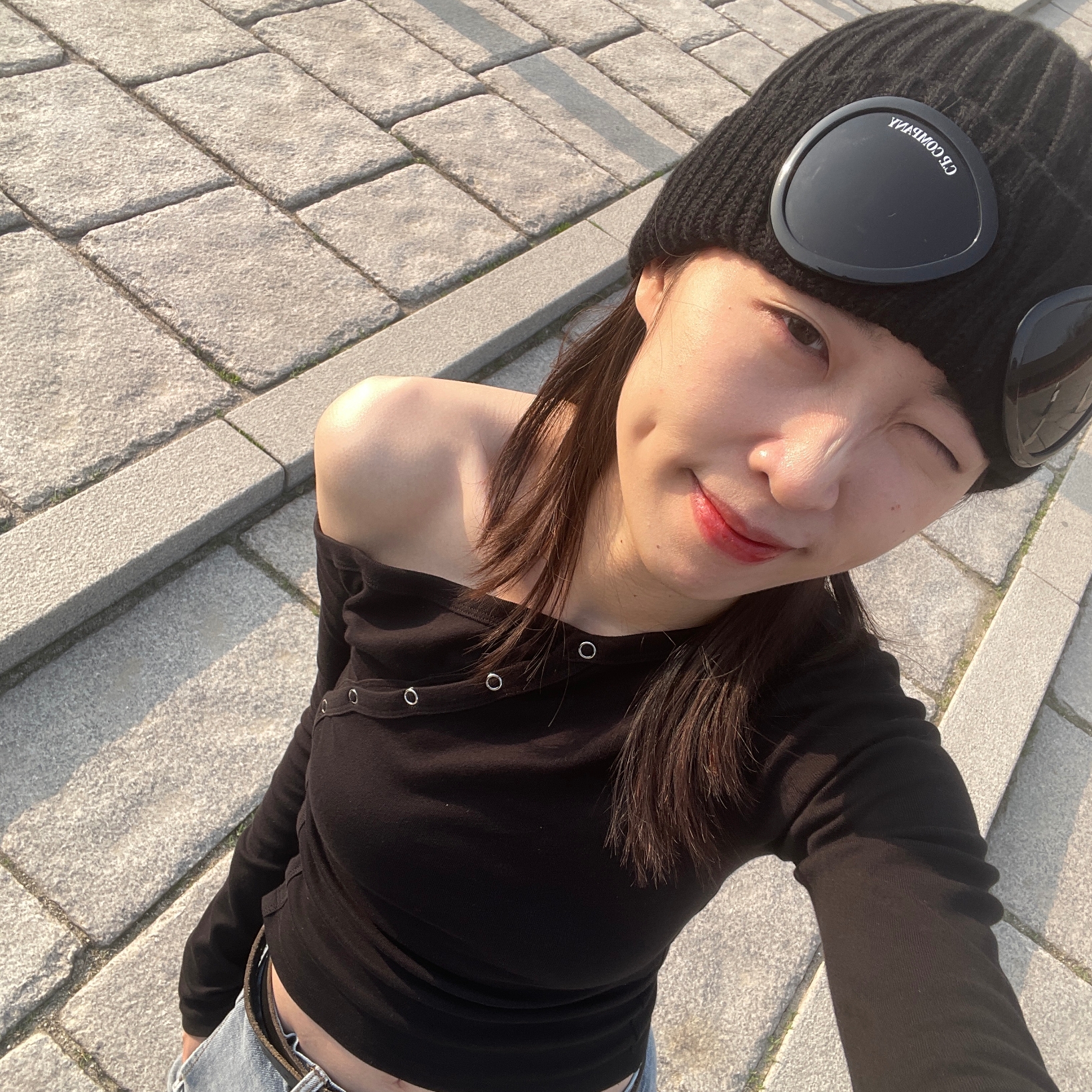 C.P. Company Extra Fine Merino Wool Goggle Beanie Black, Asics Jog 100 2 Black 착용 스타일 - 1