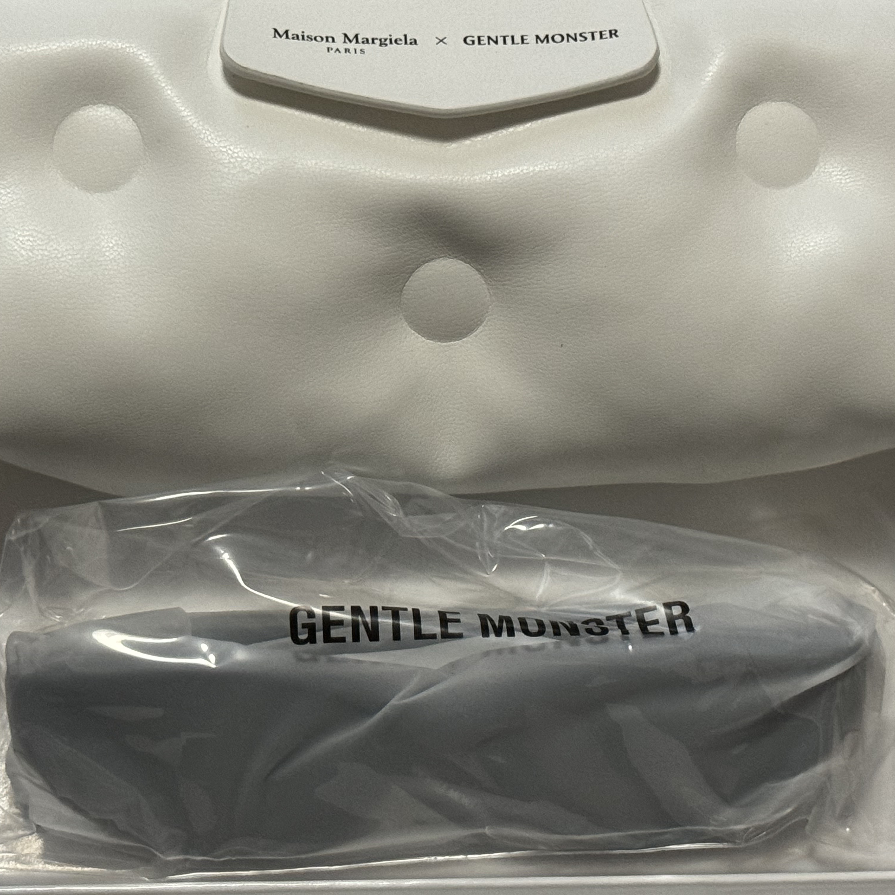 Gentle Monster x Maison Margiela MM108 Black Black 착용 스타일