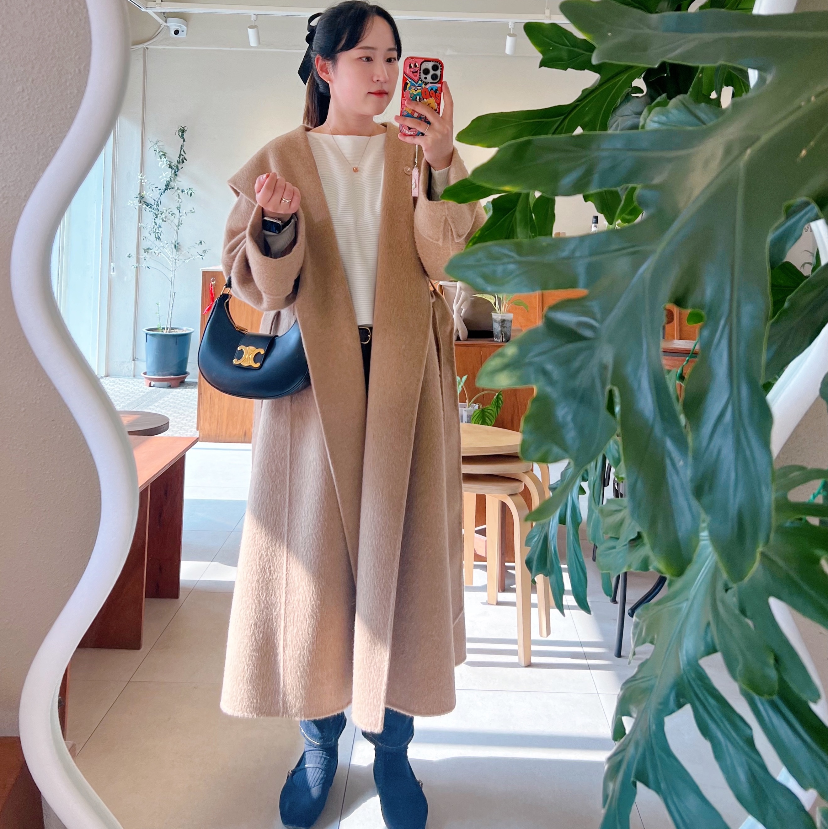 Celine Medium Ava Triomphe Bag in Smooth Calfskin Black 착용 스타일 - 2