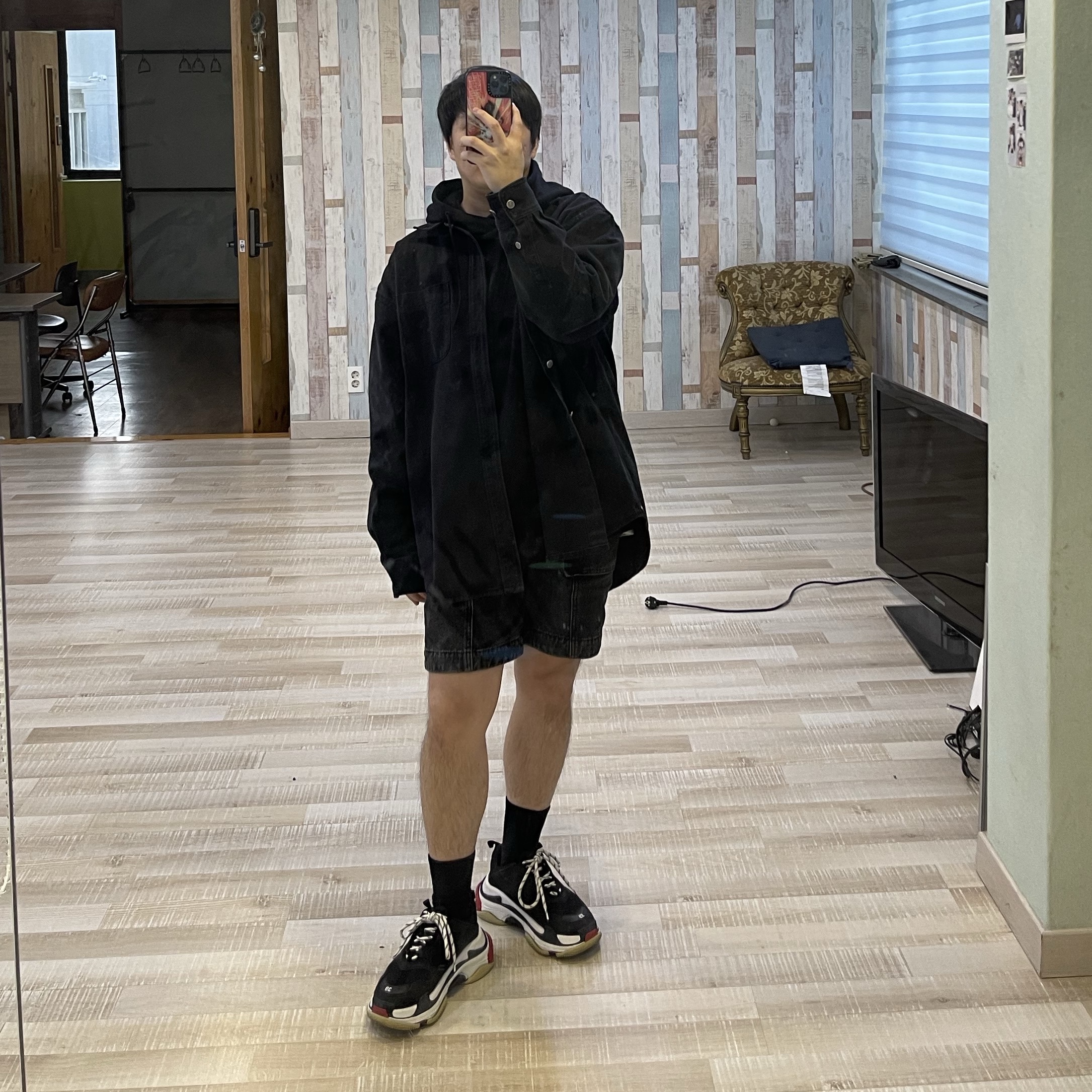 Balenciaga Triple S Sneakers Black 착용 스타일 - 1