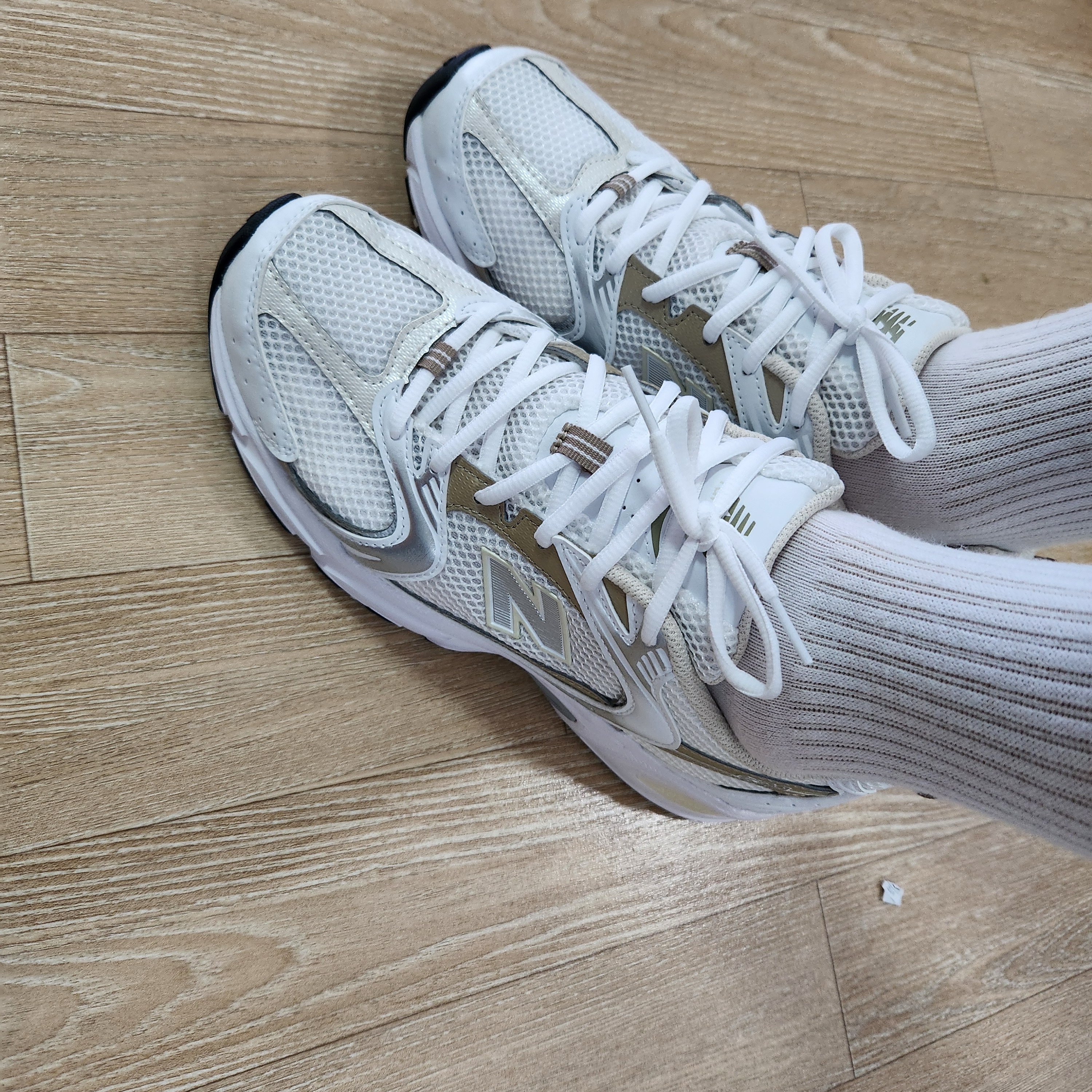 New Balance 530 White Stoneware Linen 착용 스타일 - 1