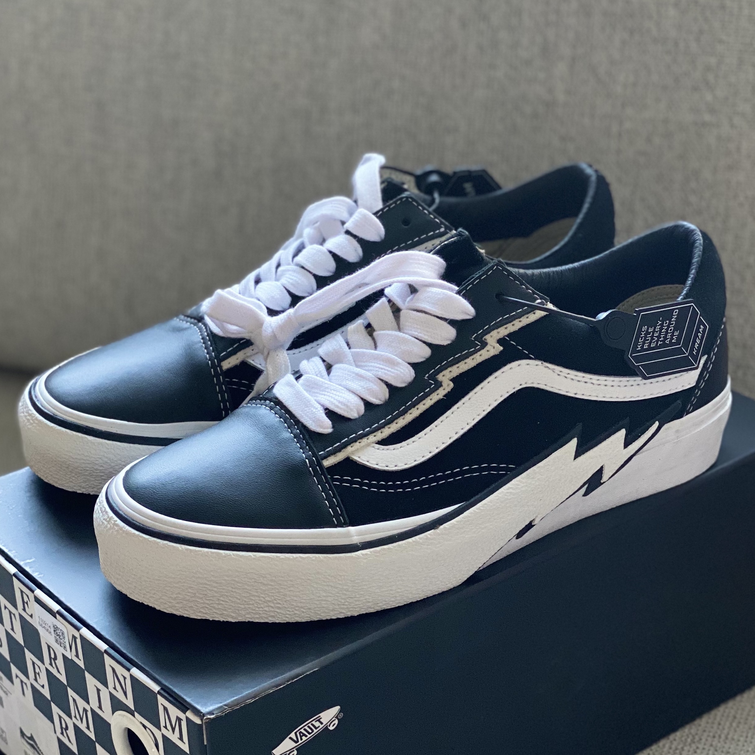 Vans Vault x Mastermind World Old Skool Bolt Black 착용 스타일 - 2