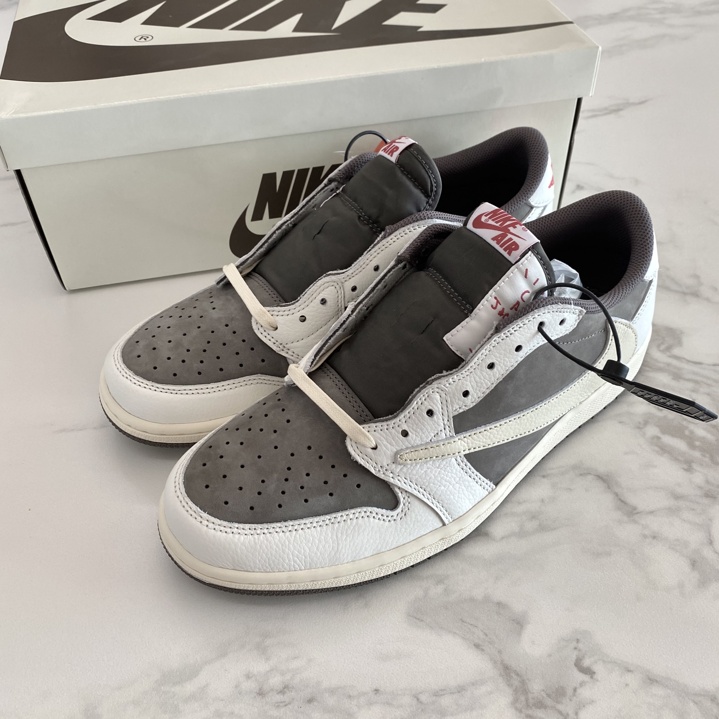 Jordan 1 x Travis Scott Retro Low OG SP Sail and Ridgerock 착용 스타일