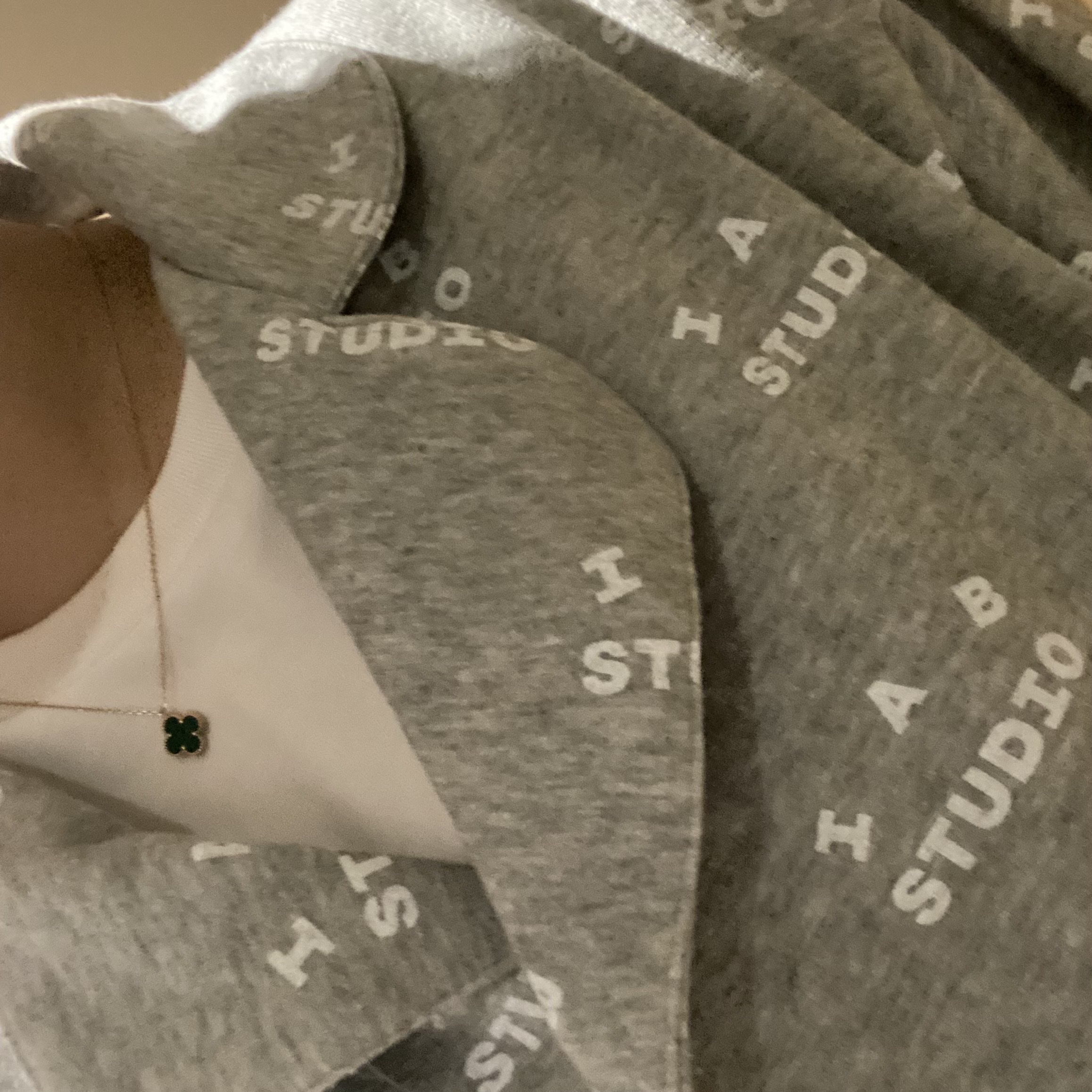 IAB Studio At Home Pajama Set Gray 착용 스타일