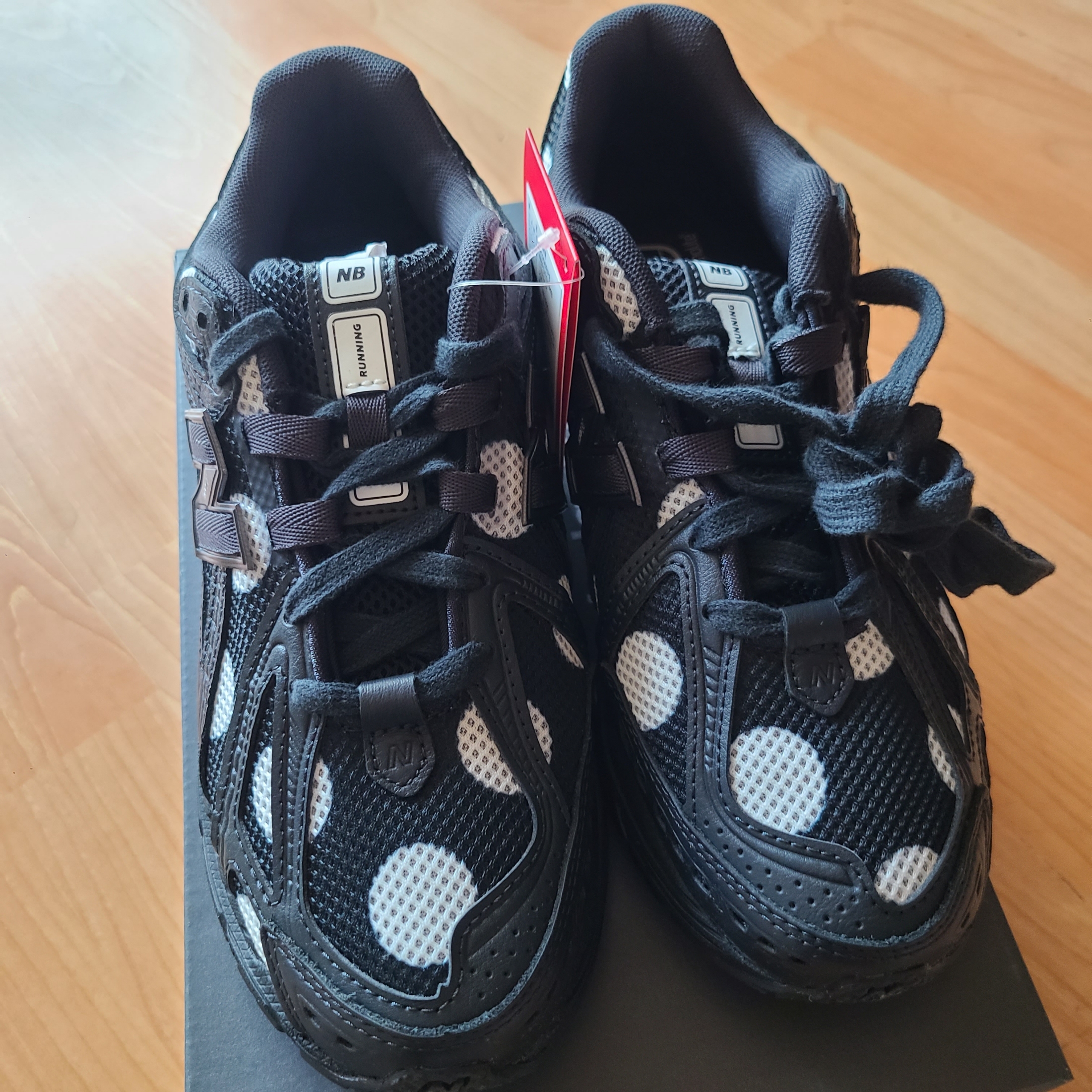 New Balance 1906R Polka Dot Black 착용 스타일 - 1