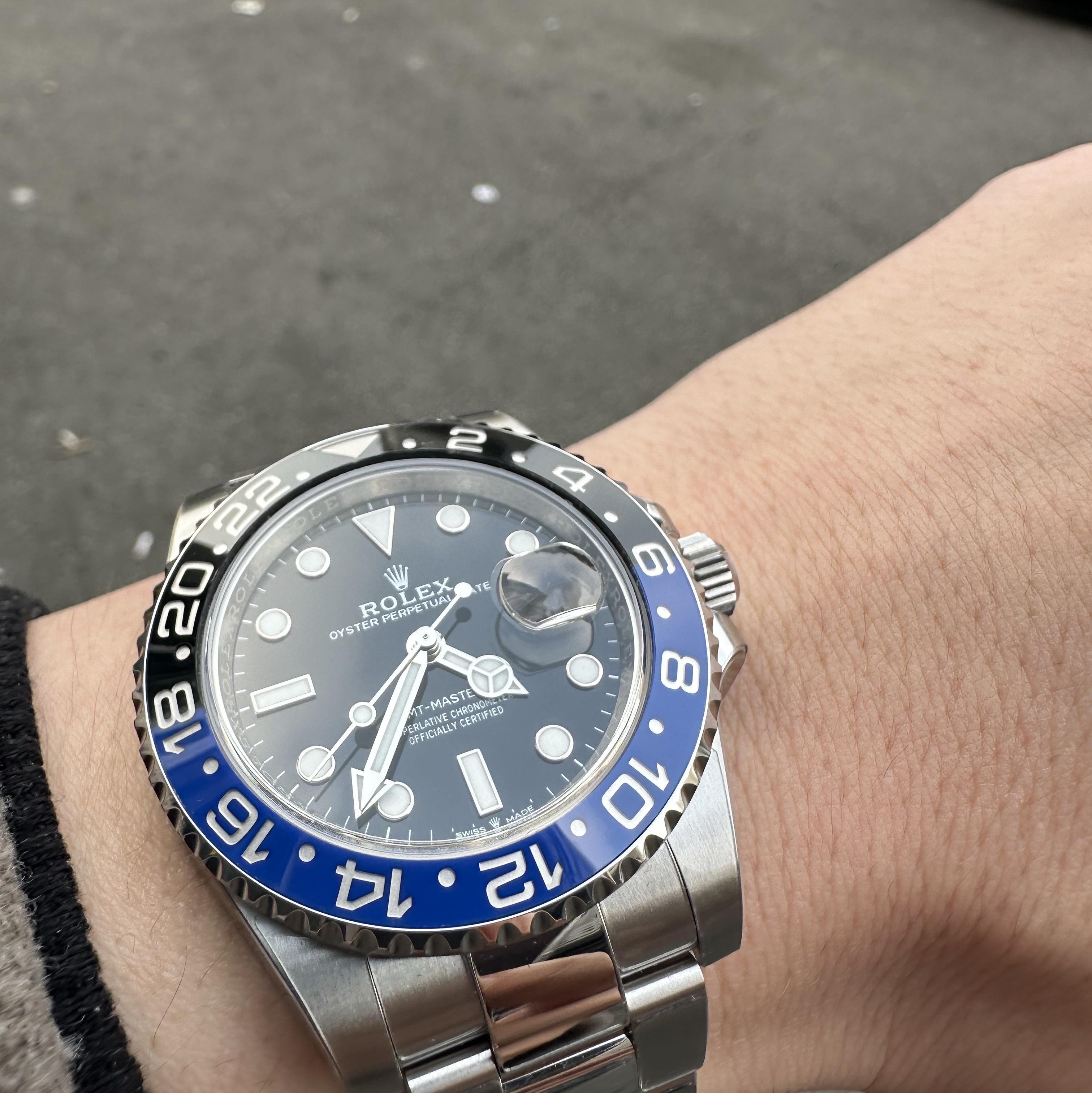 Rolex GMT-Master II 40mm 126710BLNR Black Oyster 착용 스타일 - 3