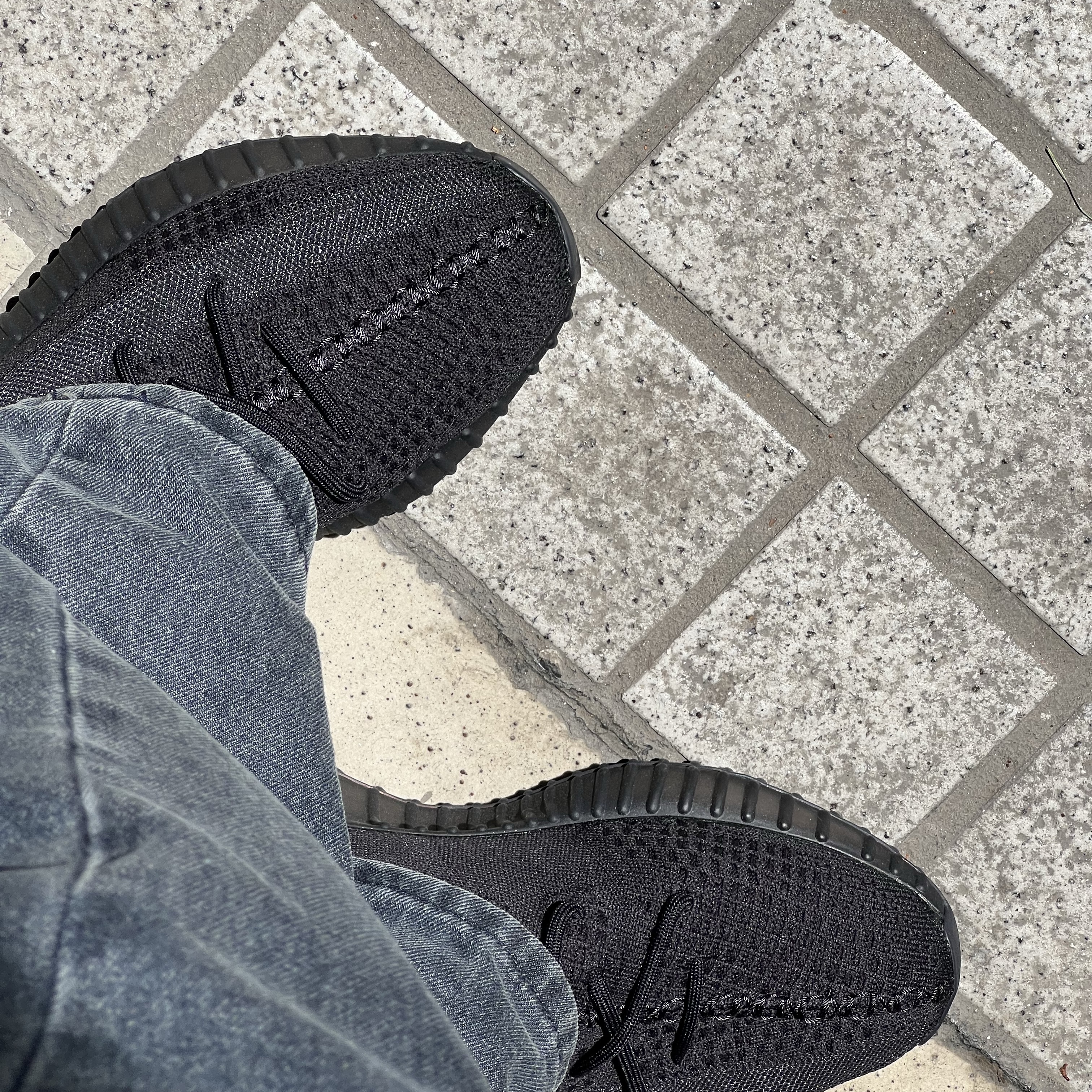 Adidas Yeezy Boost 350 V2 Onyx 착용 스타일