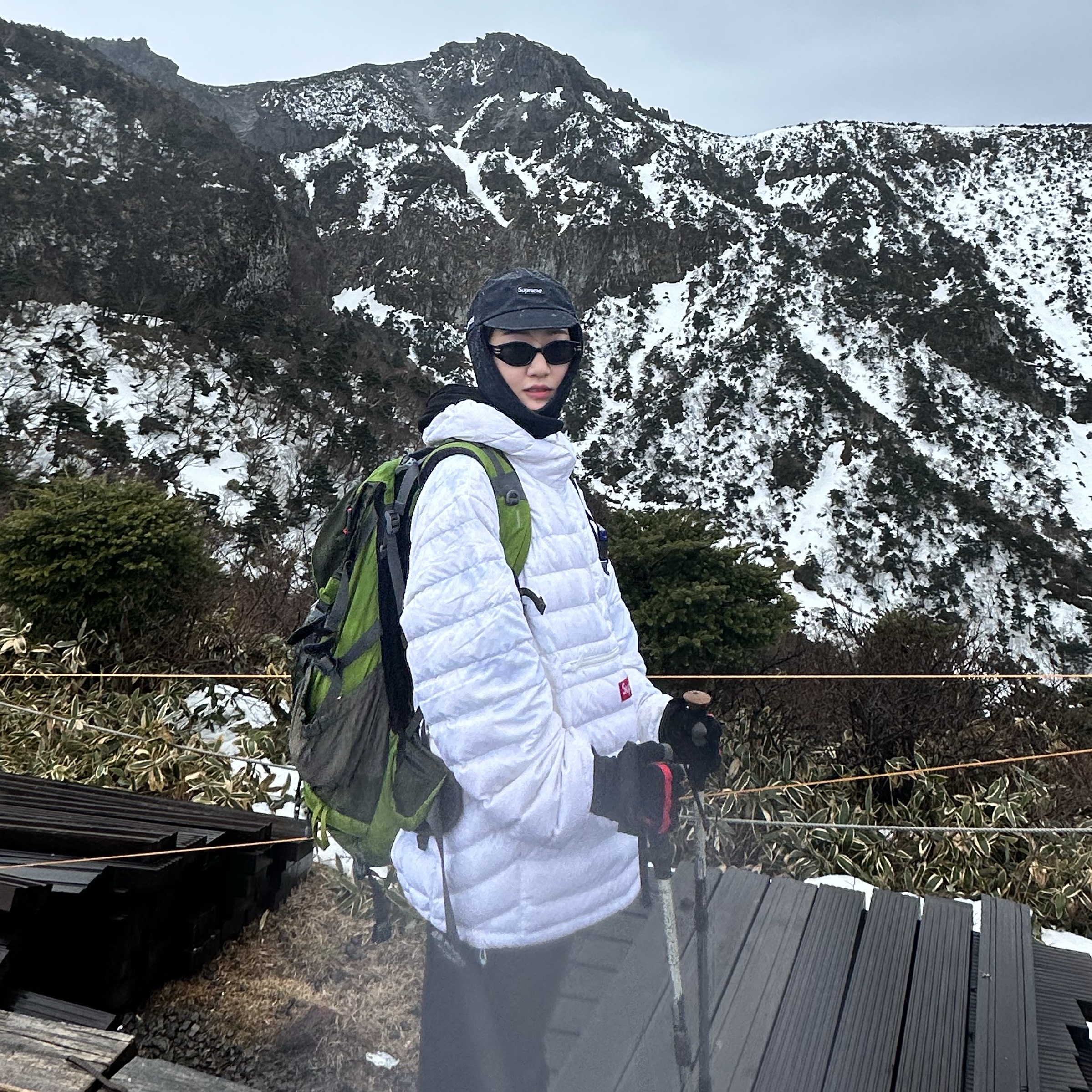 Supreme Gore-Tex Earflap Cap Black - 23FW, Supreme Micro Down Half Zip Hooded Pullover White - 23FW 착용 스타일 - 3