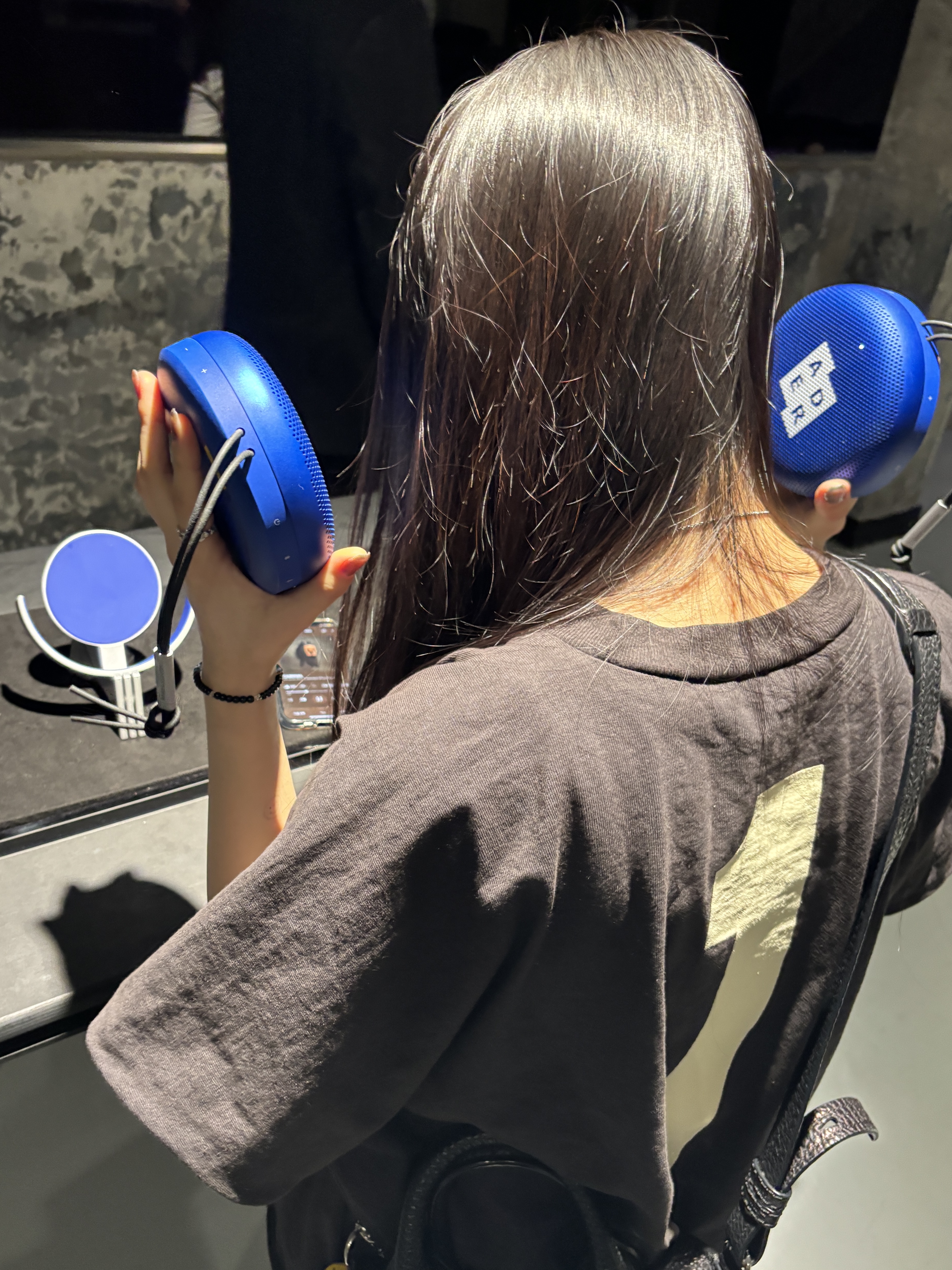 Bang & Olufsen x Ader Error Beosound A1 Ader Error Edition Z-Blue (With Speaker Stand) - Korean Ver., Yeezy One Box T-Shirt Black 착용 스타일 - 1