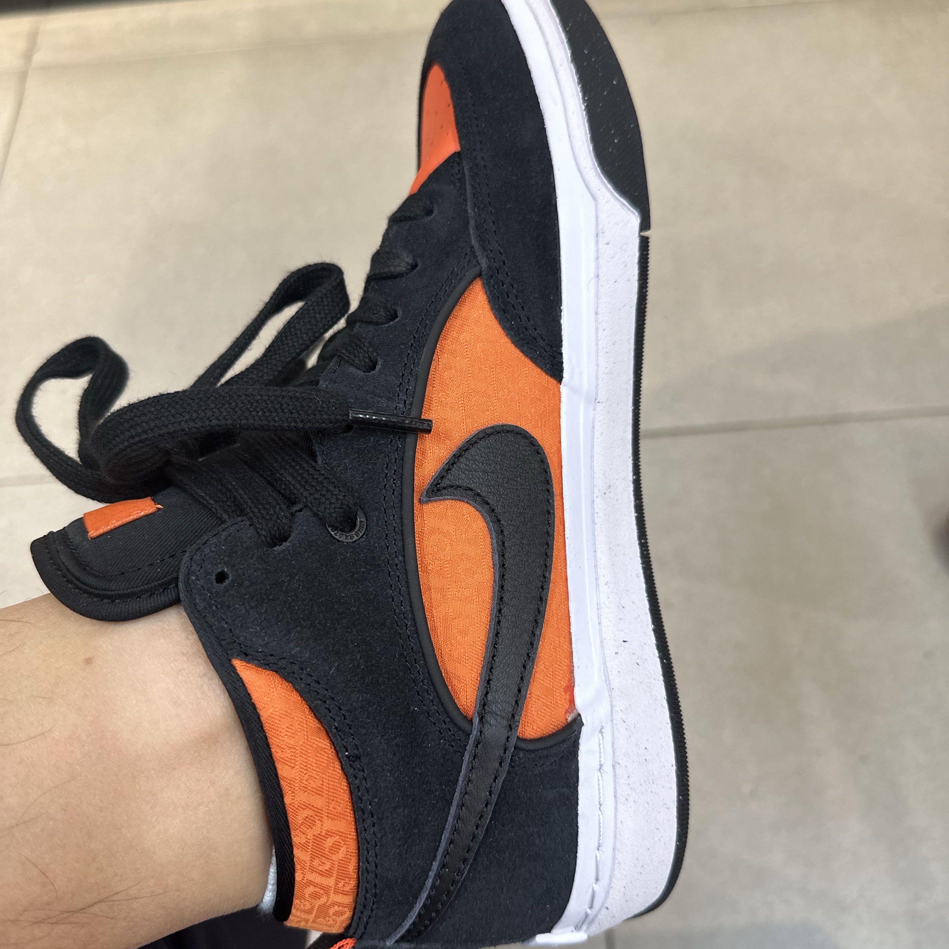 Nike SB React Leo Black Orange 착용 스타일 - 1