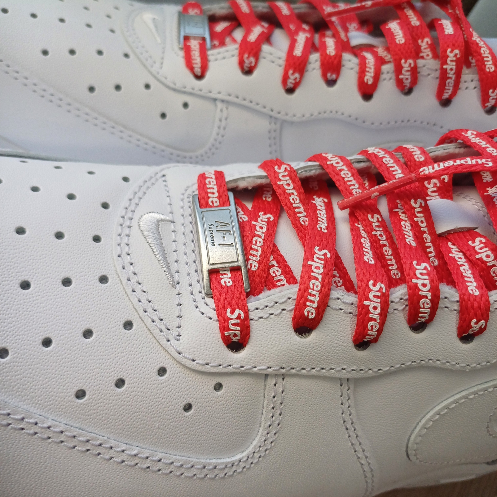 Nike x Supreme Air Force 1 Low White 착용 스타일 - 2