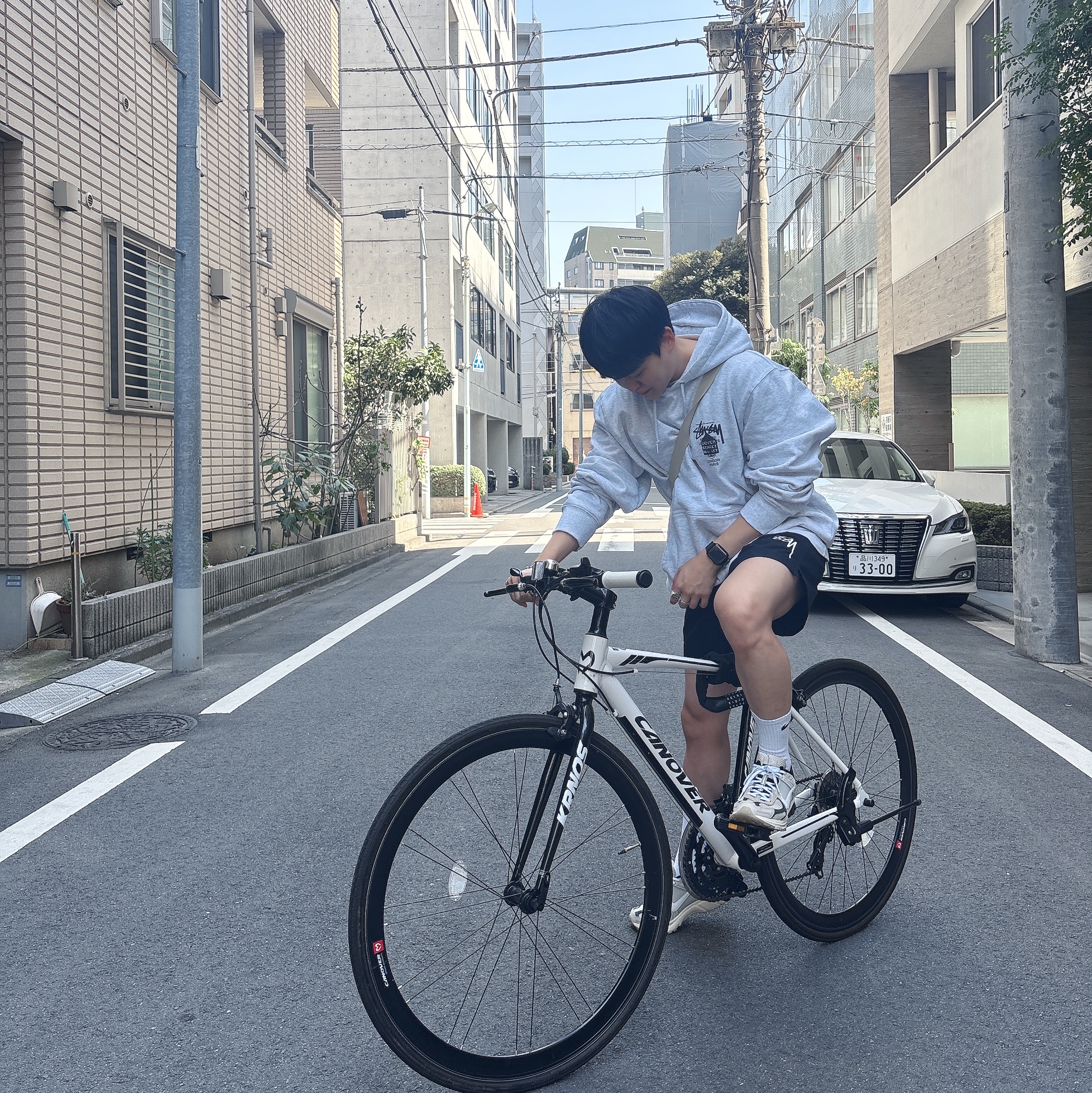 Stussy DSM World Tour Hoodie Ash Heather 2022, Nike x Stussy Shorts Black (FJ9167-010) 착용 스타일