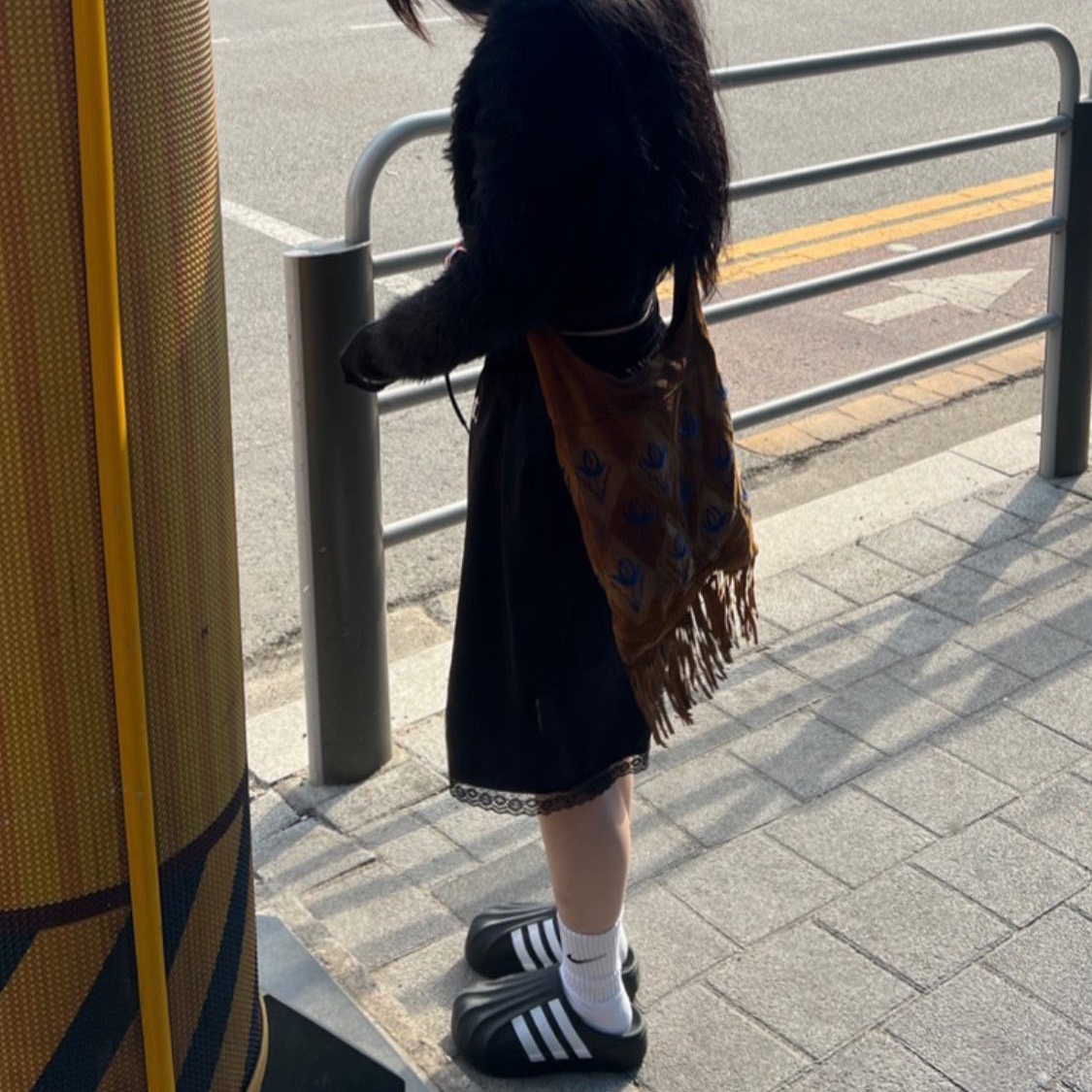Adidas Adifom Superstar Mule Core Black 착용 스타일 - 3