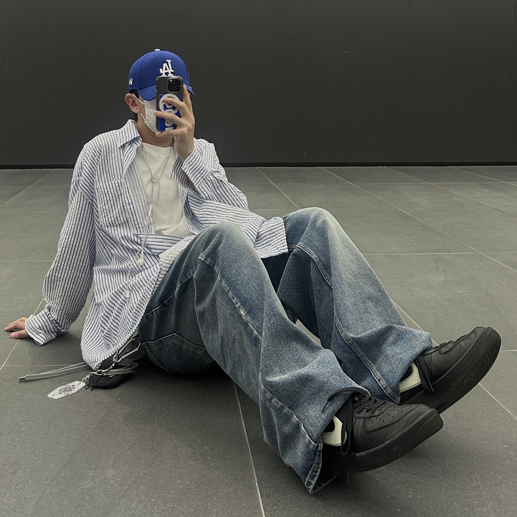 Our Legacy Borrowed BD Shirt White Blue Crinkled Stripe, Nike x Ambush Air Force 1 Low SP Black 착용 스타일 - 3