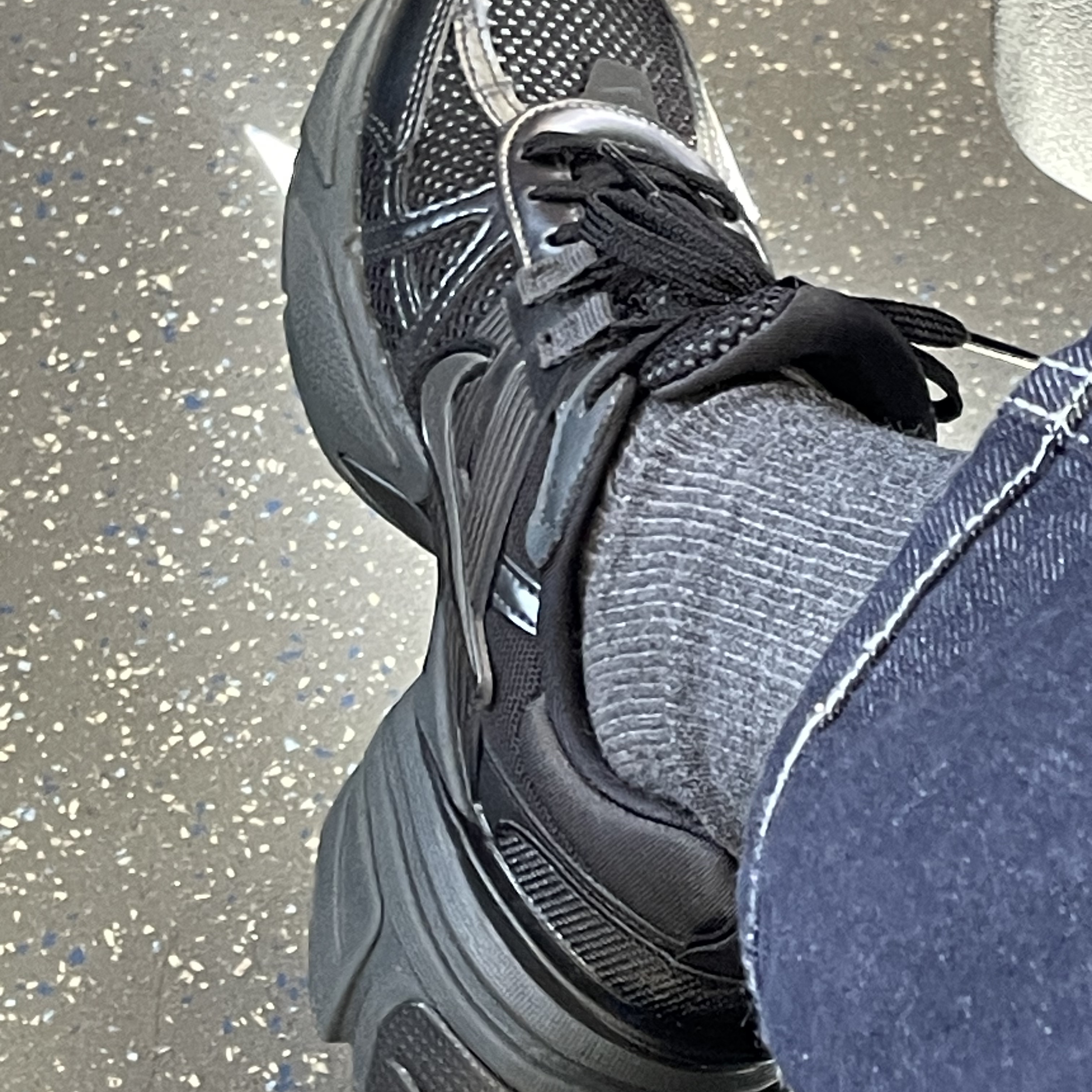 Nike V2K Run Black Anthracite 착용 스타일