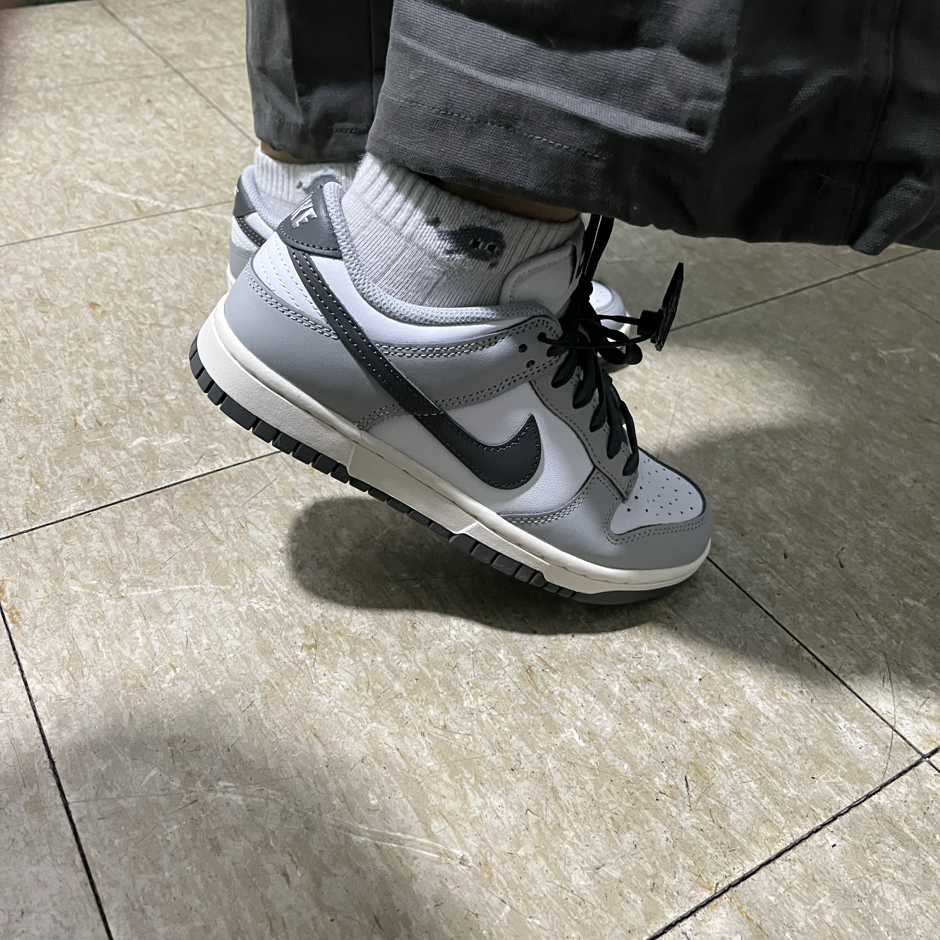 (W) Nike Dunk Low Light Smoke Grey 착용 스타일 - 1