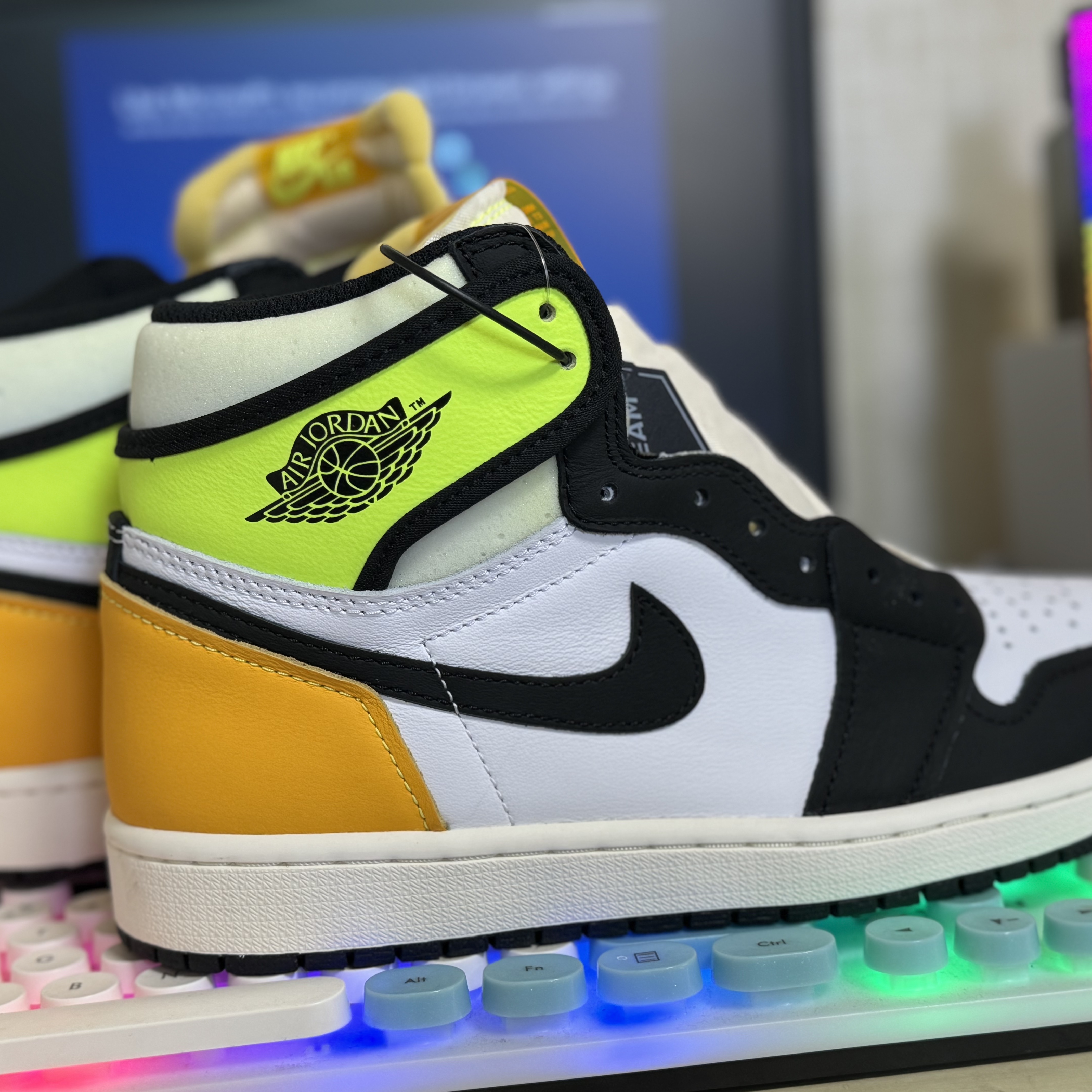 Jordan 1 Retro High OG Volt Gold 착용 스타일 - 2