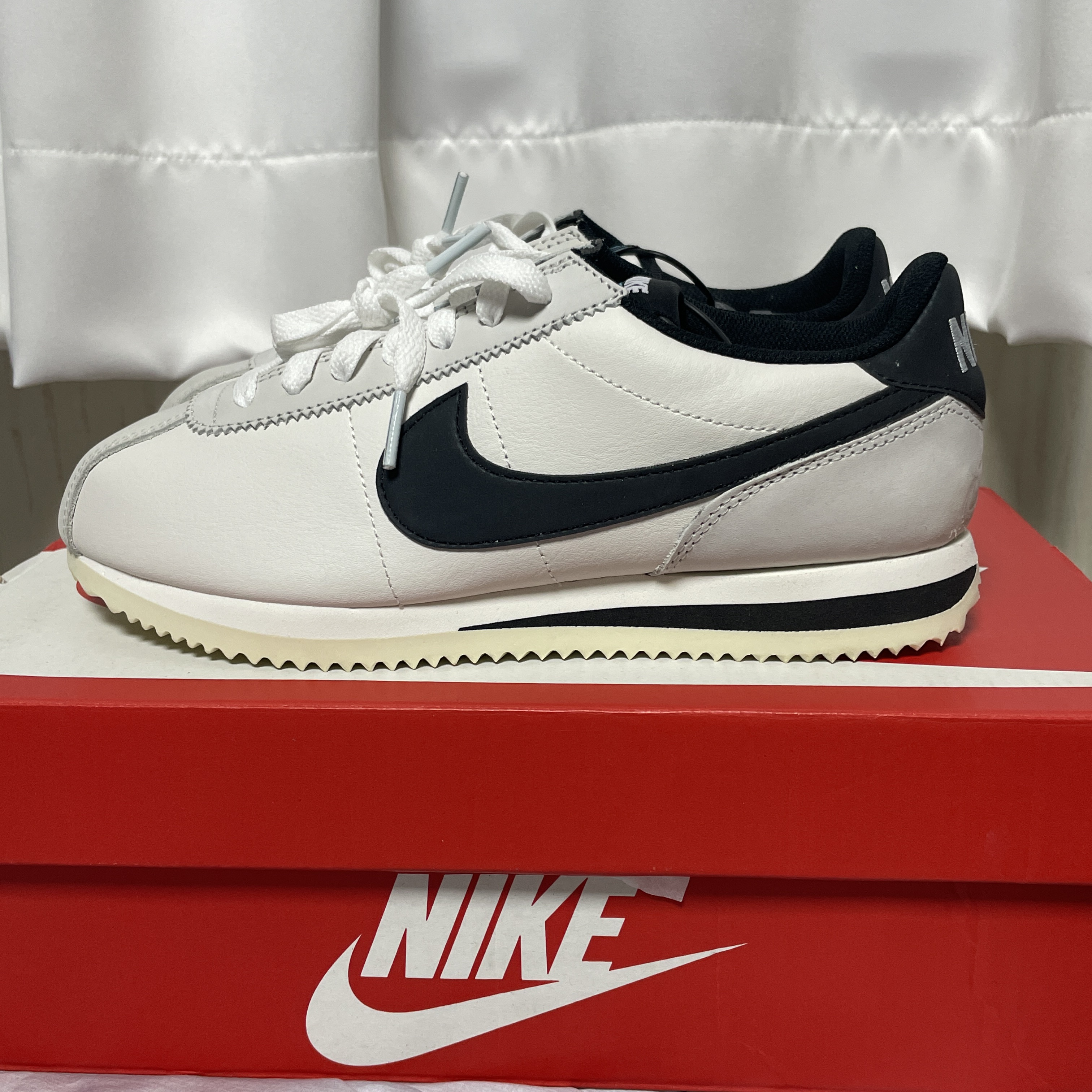 (W) Nike Cortez SE Supersonic Phantom Light Bone 착용 스타일 - 2