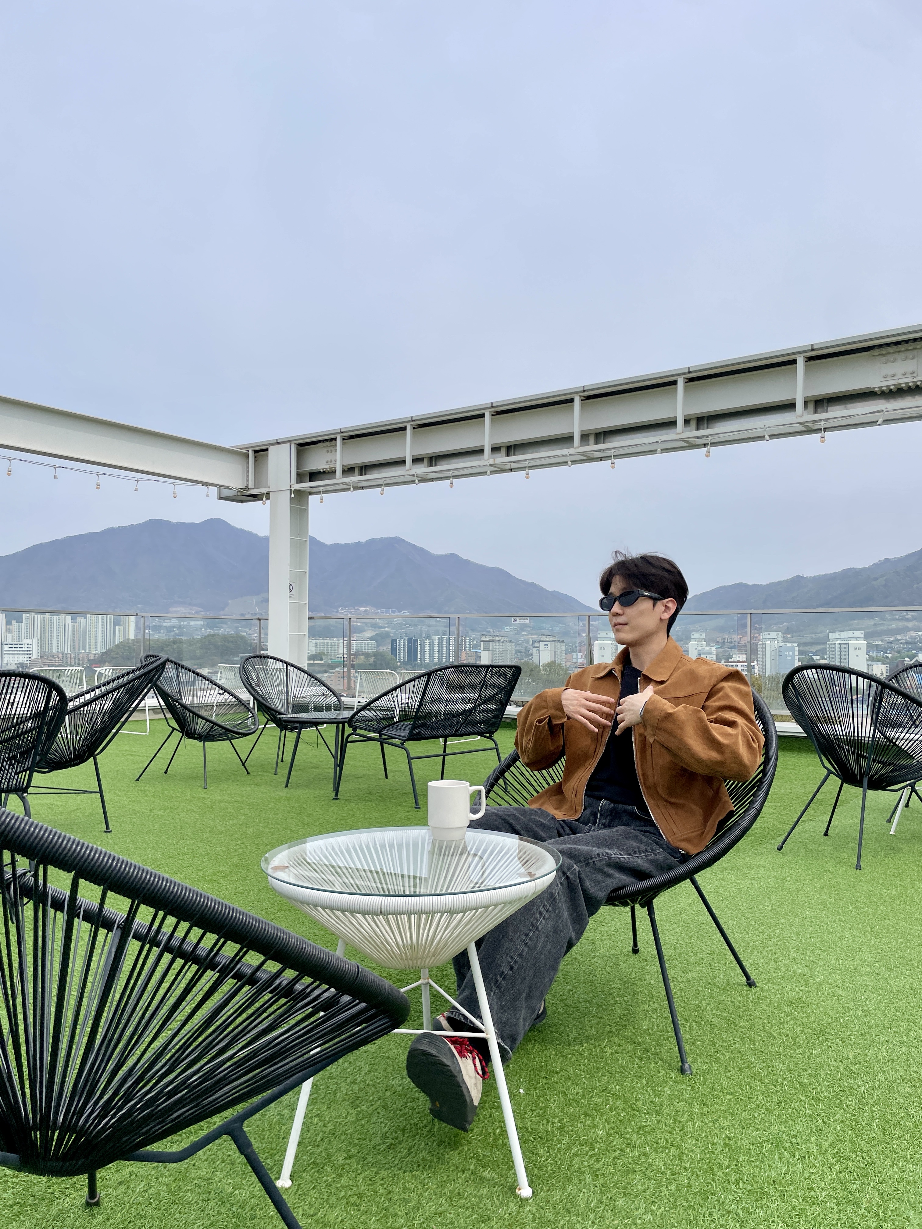 Keen Jasper Suede Sneakers Silver Mink 착용 스타일