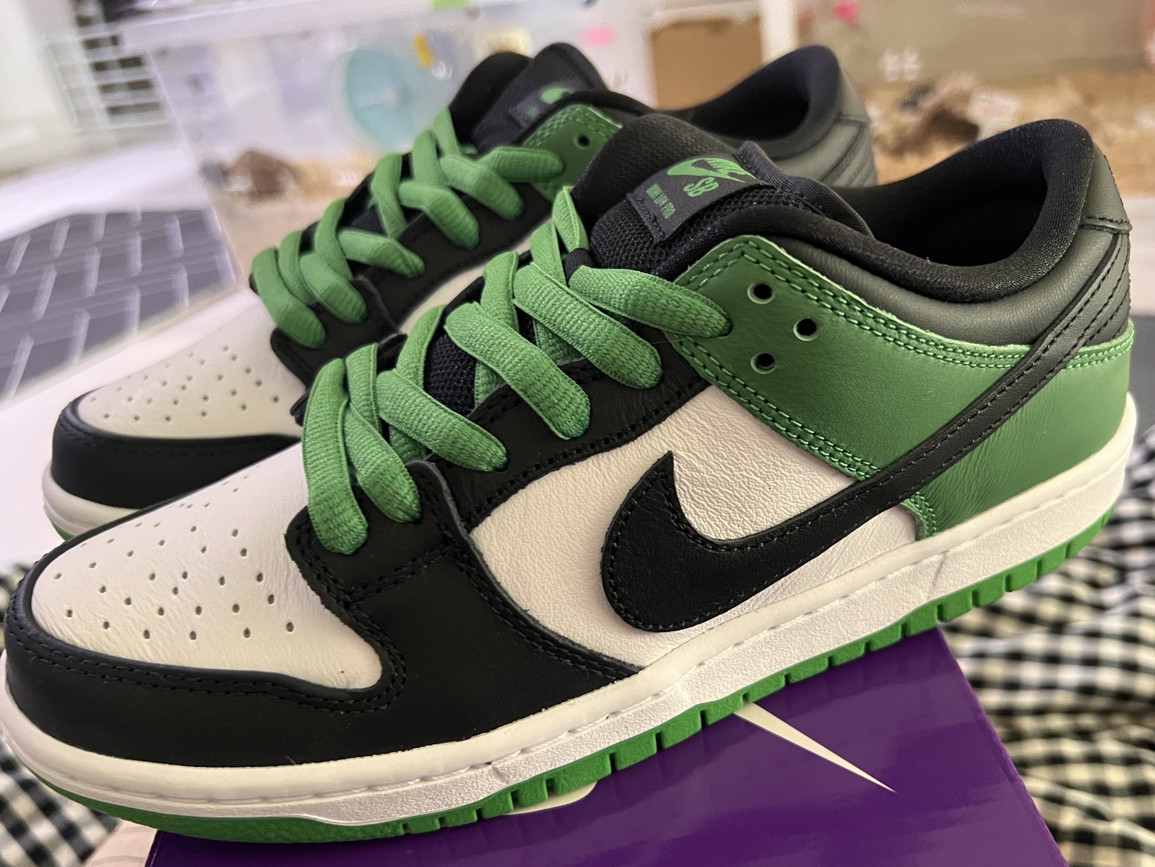 Nike SB Dunk Low Pro Black and Classic Green 착용 스타일
