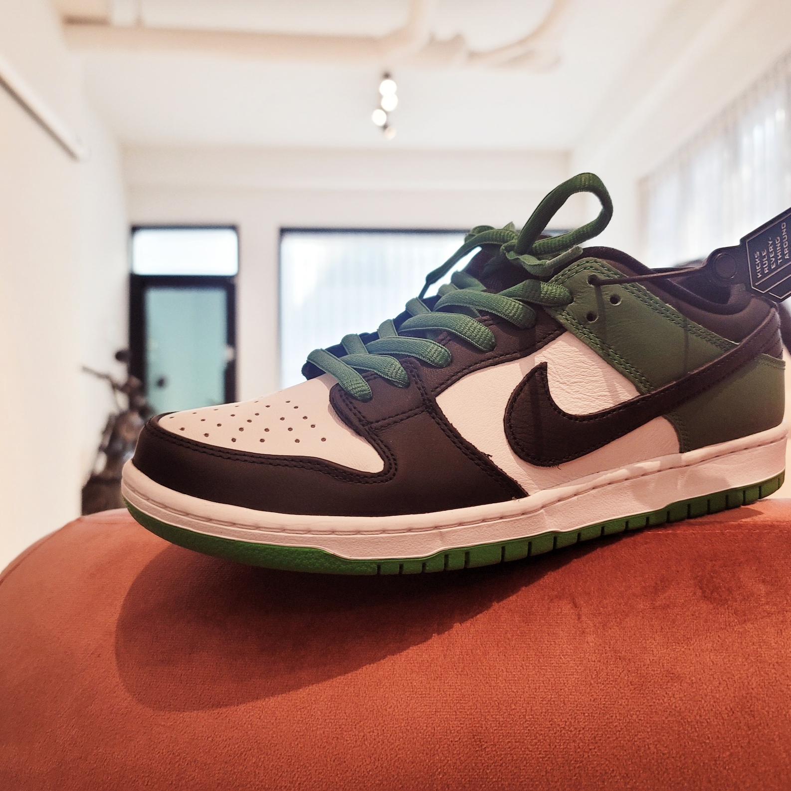 Nike SB Dunk Low Pro Black and Classic Green 착용 스타일 - 2