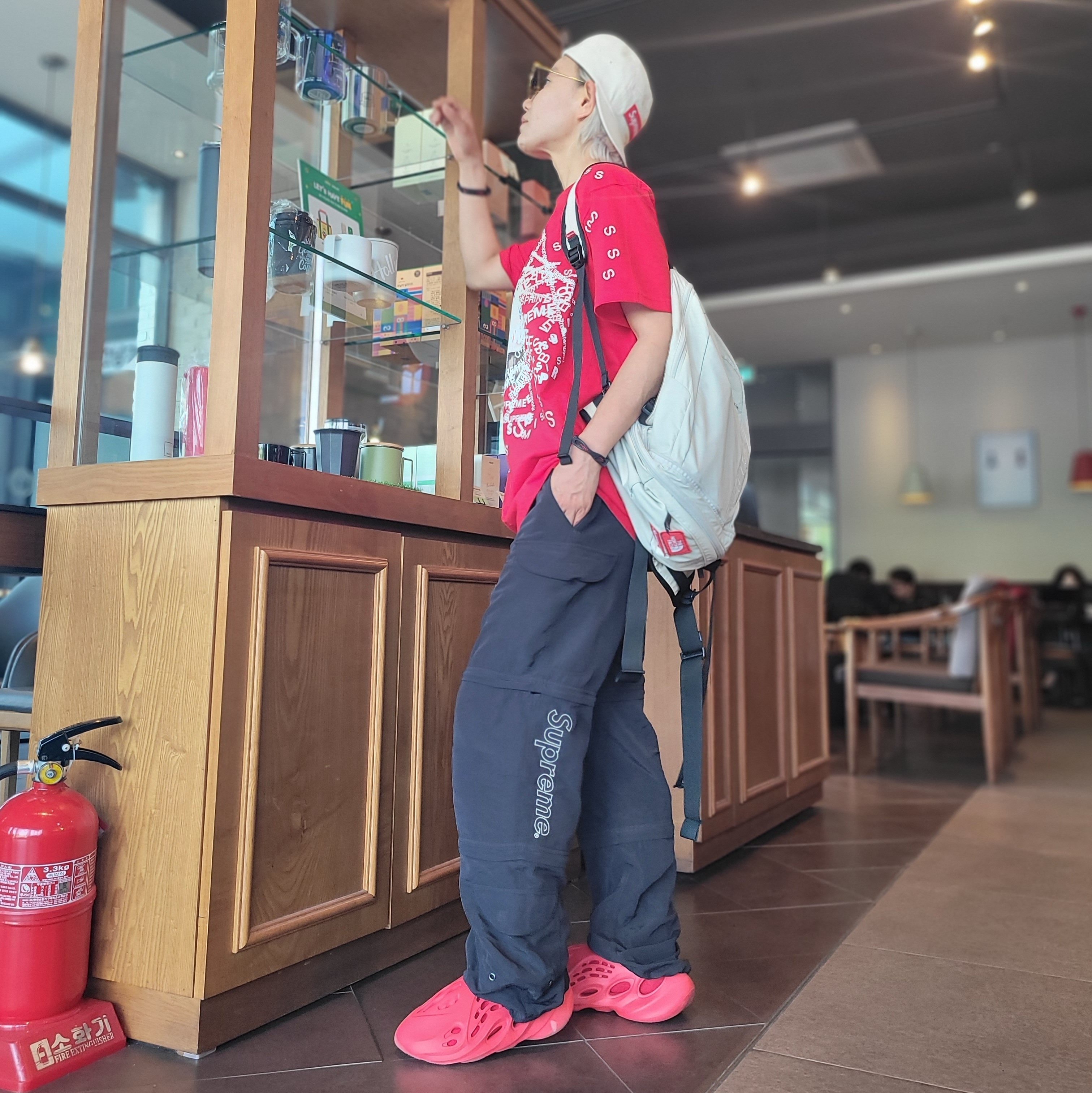 Supreme Washed Chino Twill Camp Cap Natural - 24SS, Supreme Hanes Crew Socks Red (4 Pack) 착용 스타일 - 1