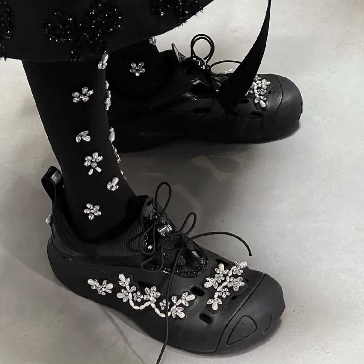 (W) Crocs x Simone Rocha Quick Trail Low Black 착용 스타일