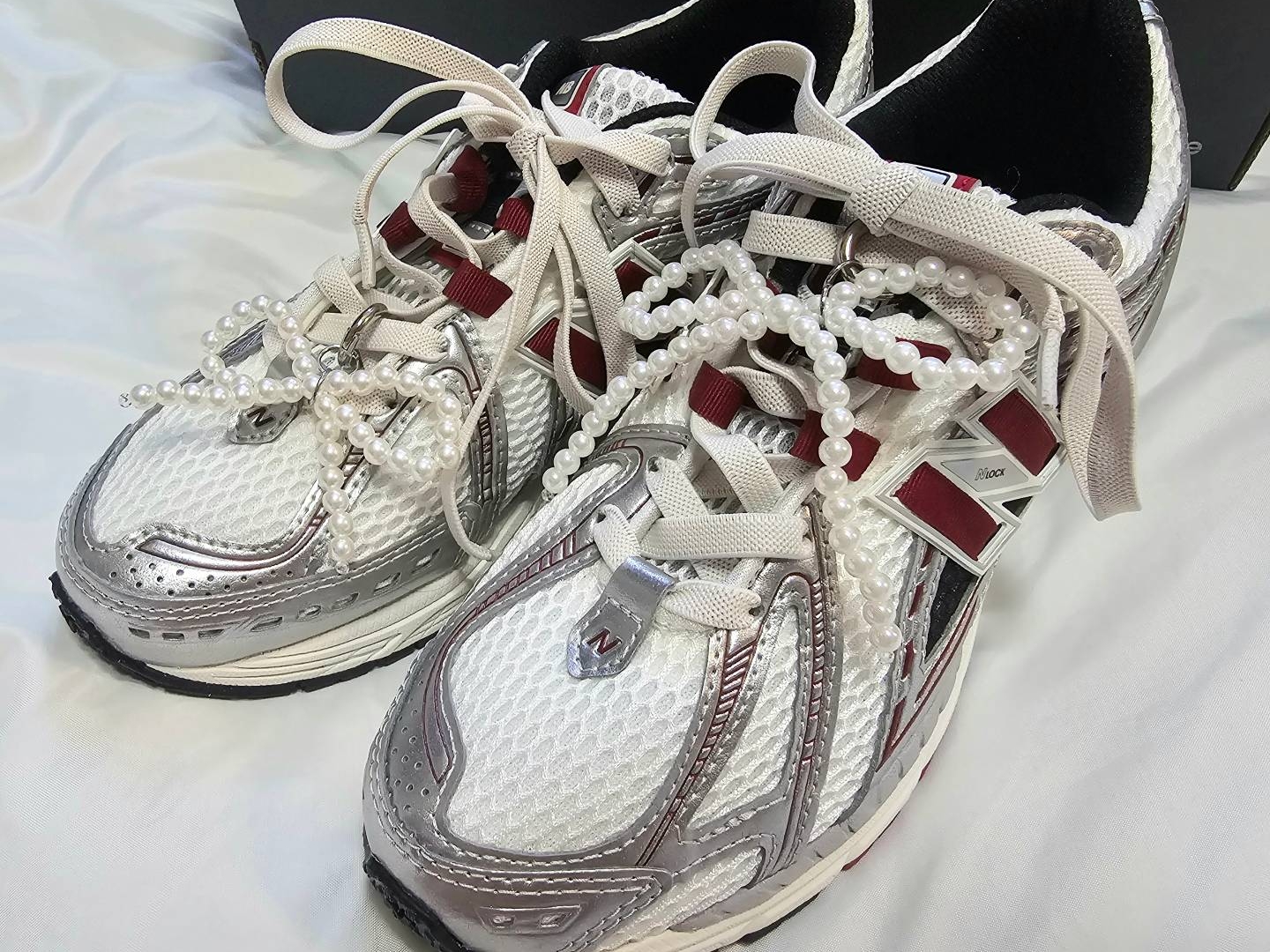 New Balance 1906R Silver Metallic Classic Crimson 착용 스타일 - 1