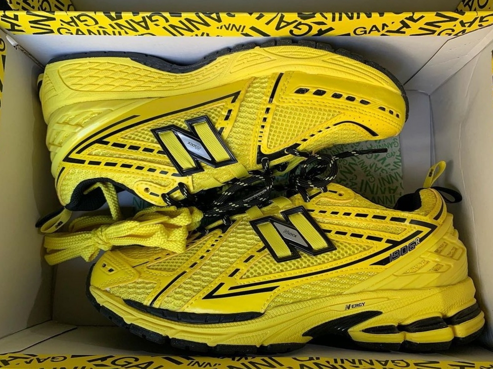 New Balance x Ganni 1906R Blazing Yellow 착용 스타일