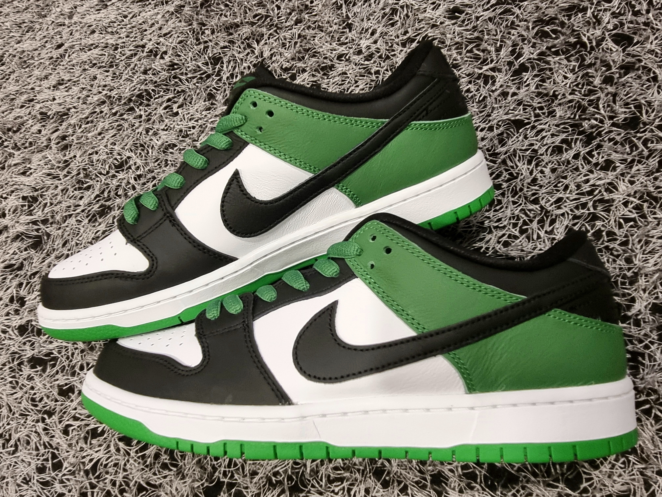 Nike SB Dunk Low Pro Black and Classic Green 착용 스타일 - 3