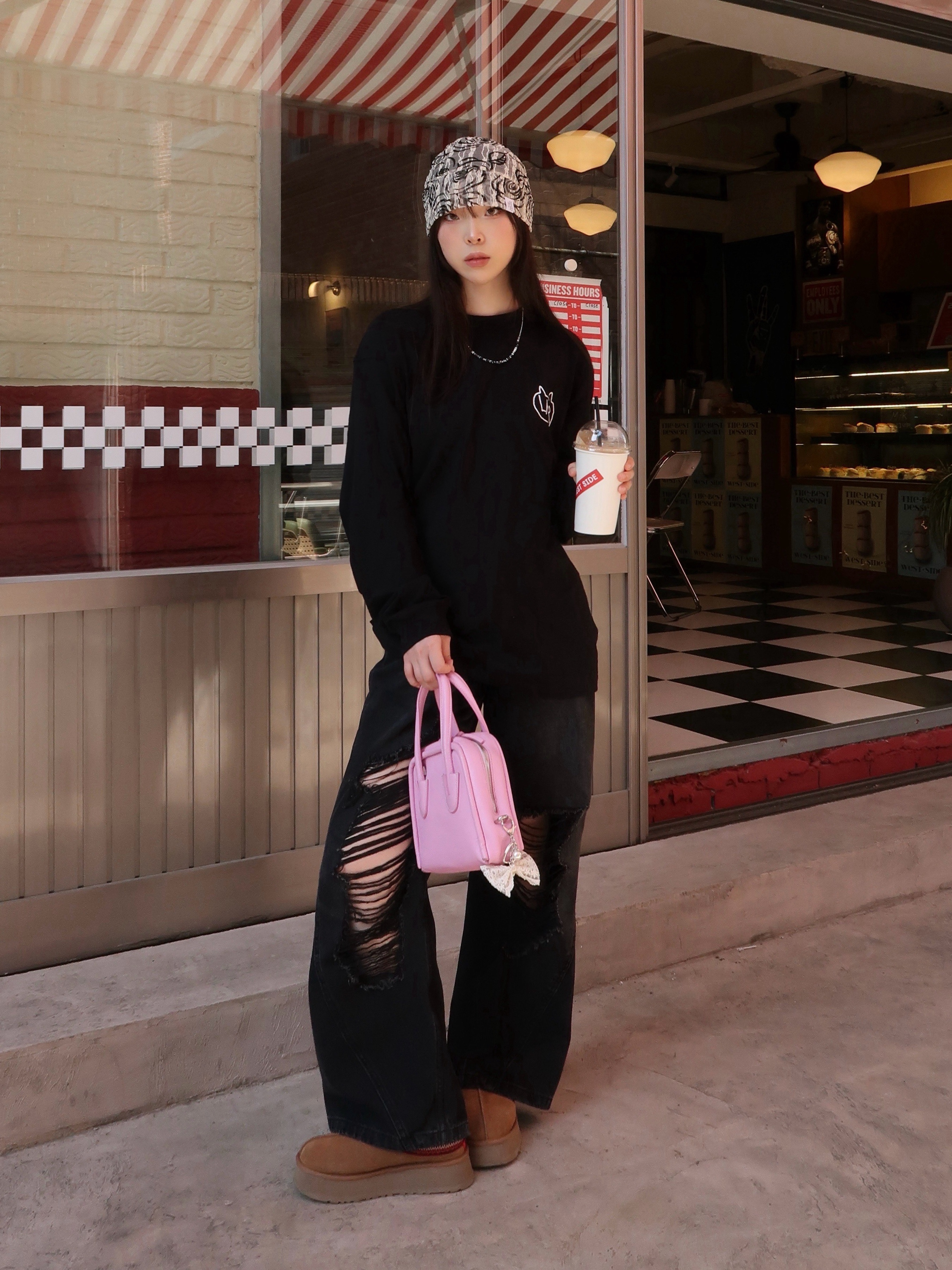 (W) UGG Tasman Slipper Chestnut, Millo Women Curved Damage Wide Jeans Stone Black 착용 스타일 - 2