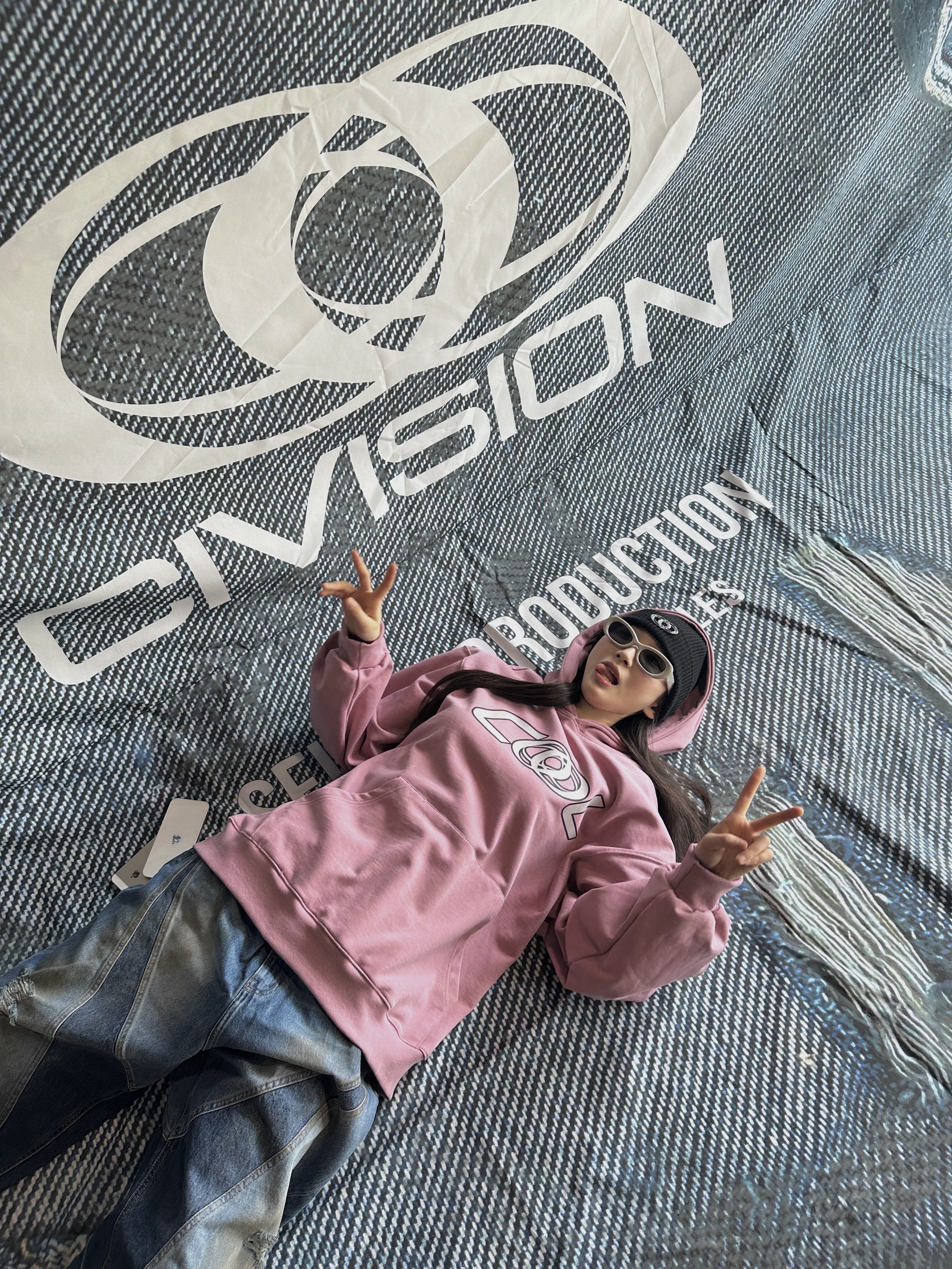 Civision by CSC Cool Girl Hoodie Pink, Civision by CSC Vision Distressed Denim Pants Washed Blue 착용 스타일