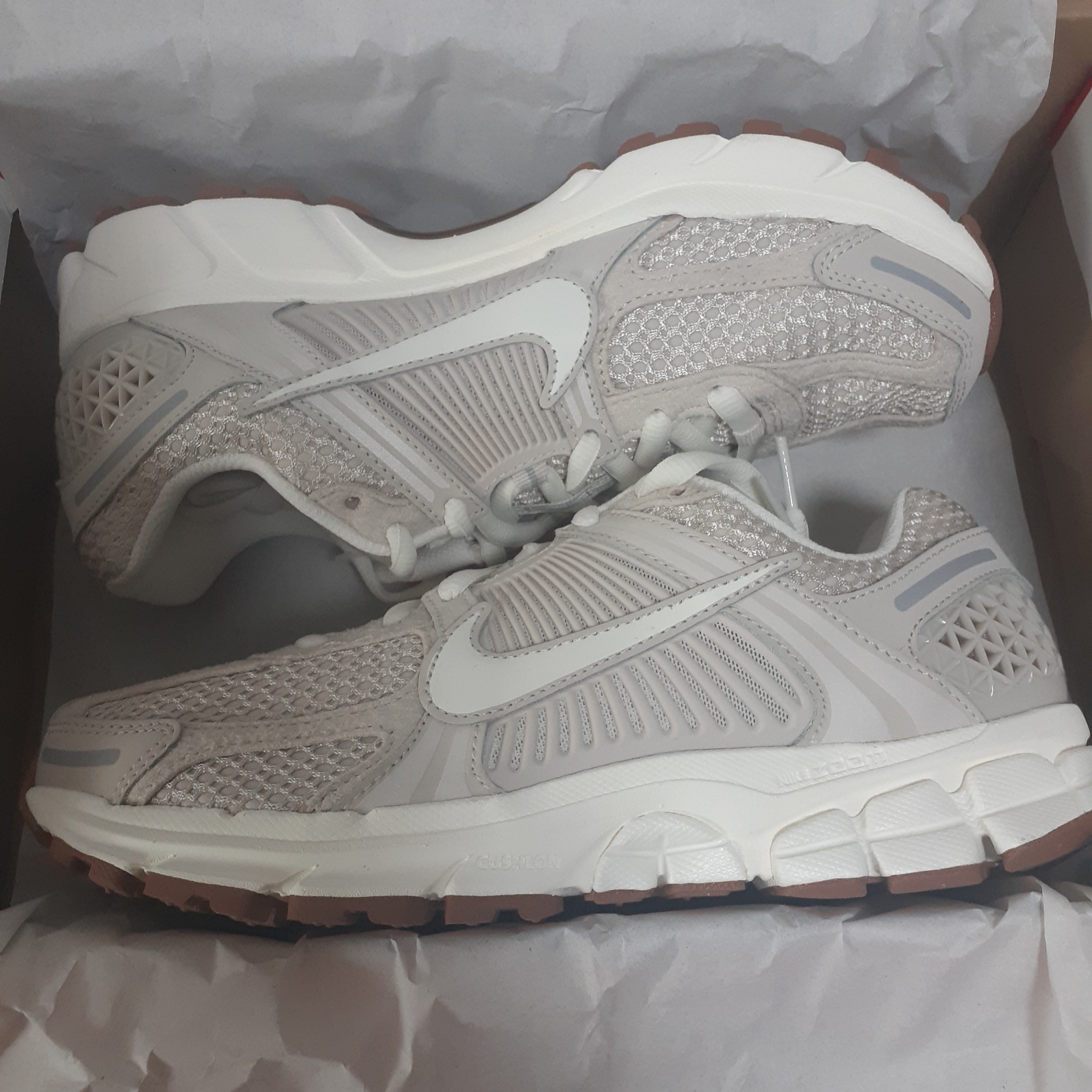 (W) Nike Zoom Vomero 5 Light Orewood Brown 착용 스타일