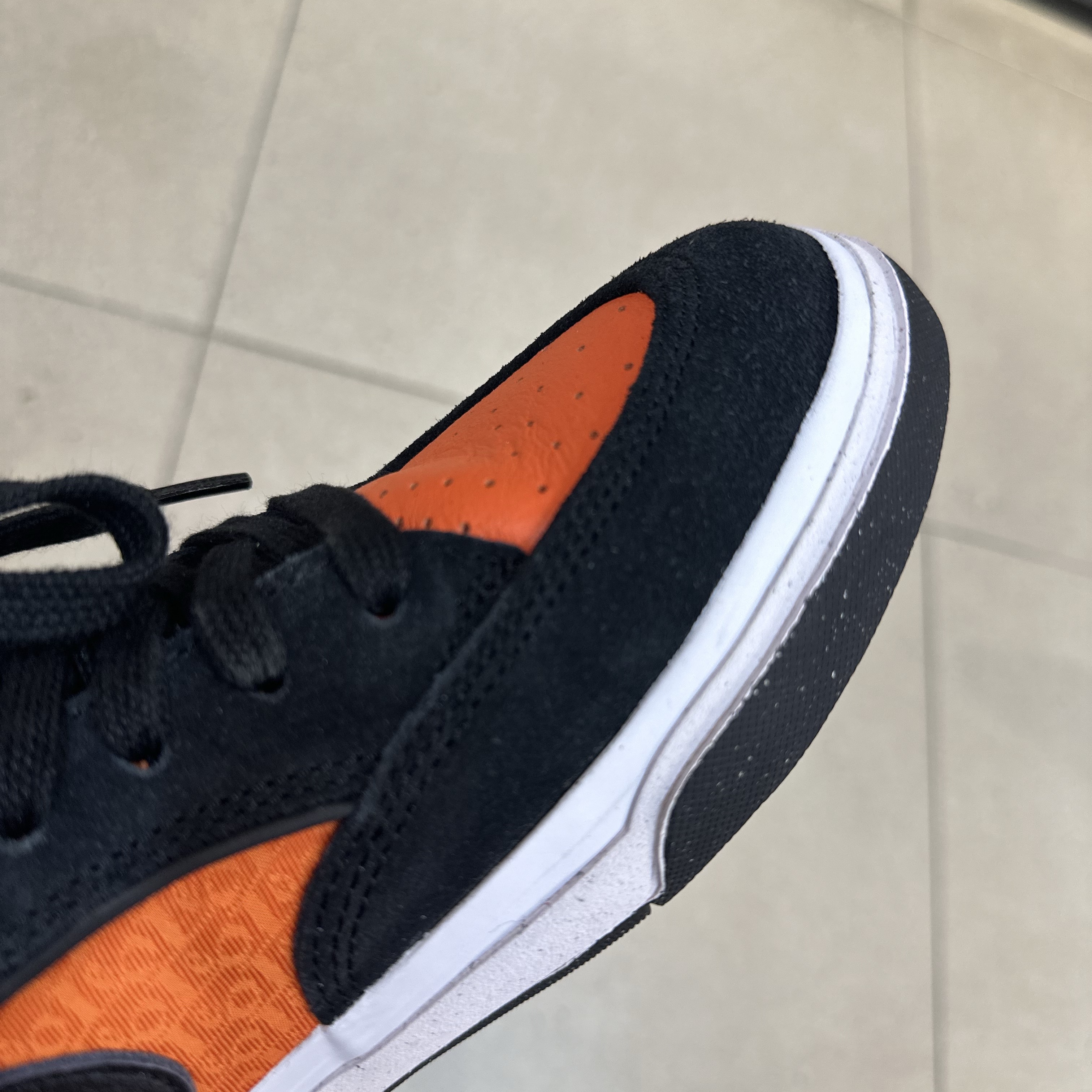 Nike SB React Leo Black Orange 착용 스타일 - 3