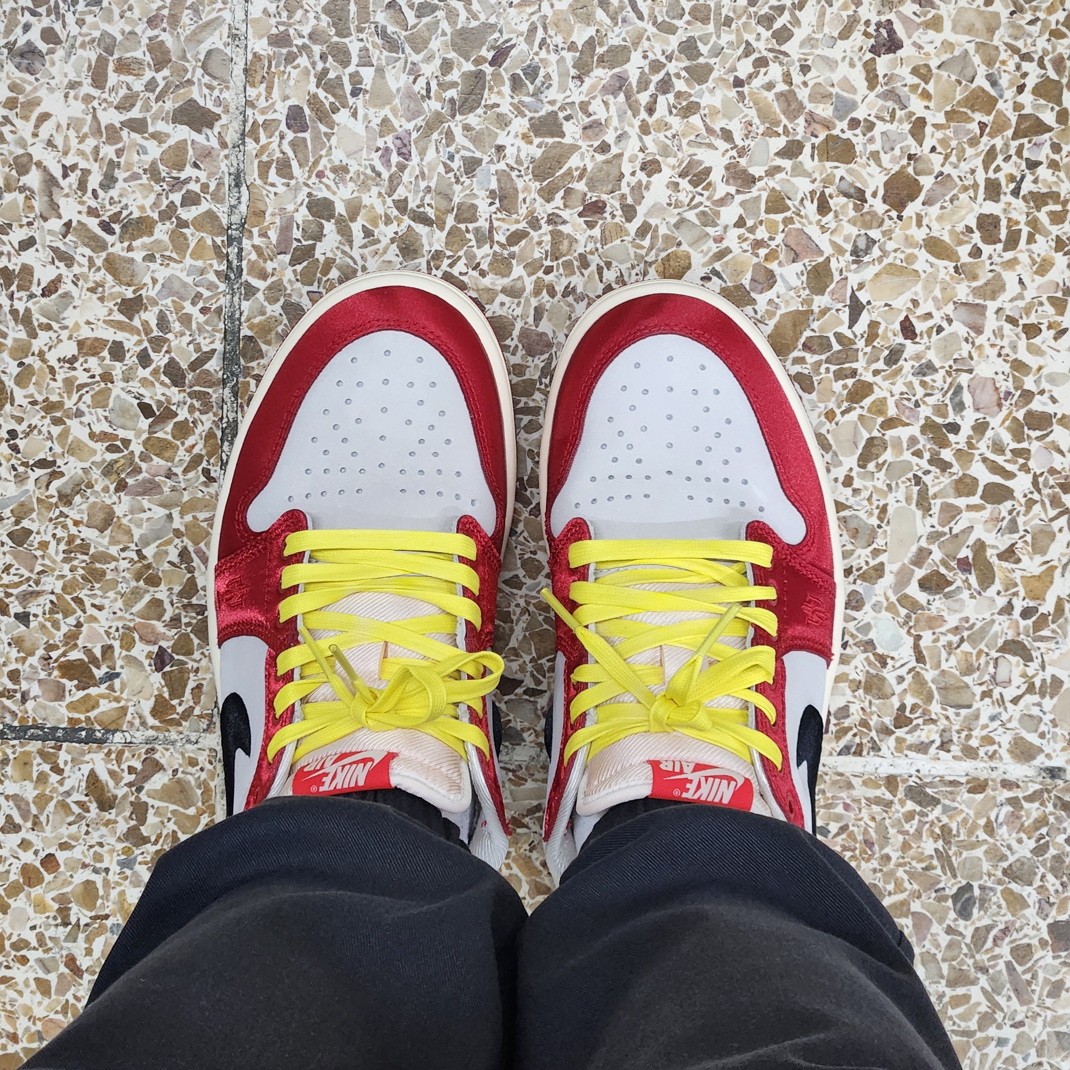 Jordan 1 x Trophy Room Retro Low OG SP Sail Varsity Red 착용 스타일 - 2