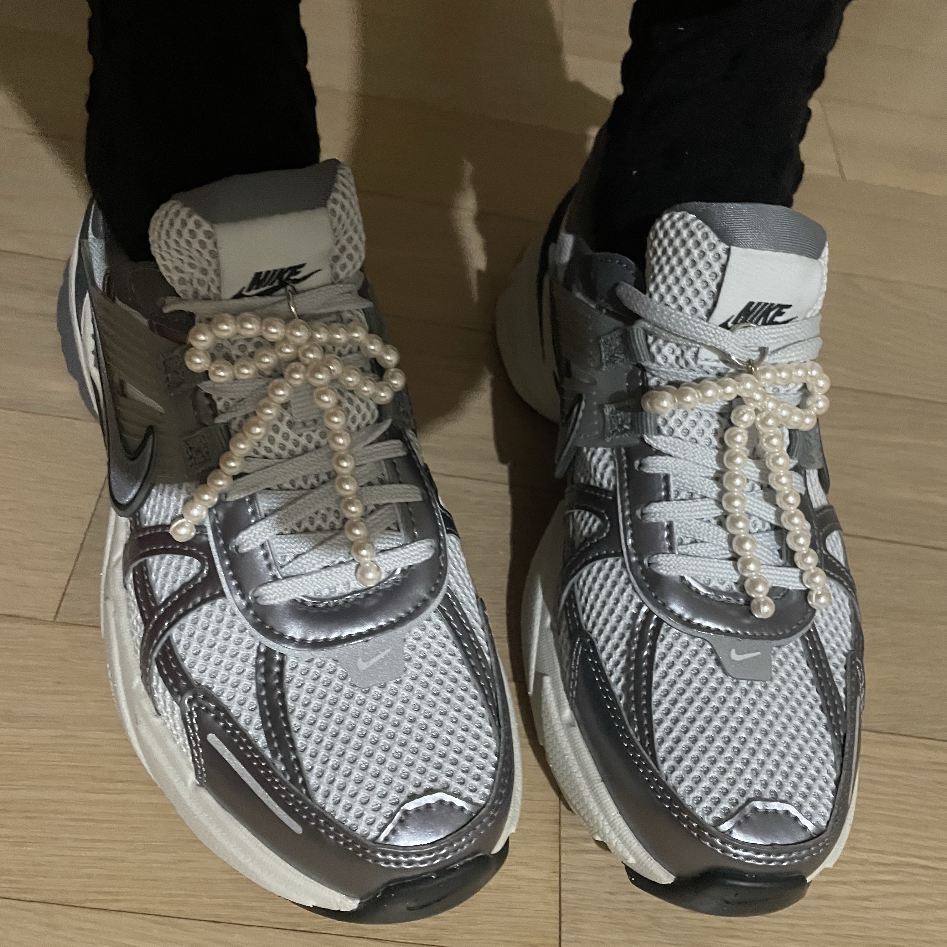 Nike V2K Run Pure Platinum Wolf Grey 착용 스타일 - 2