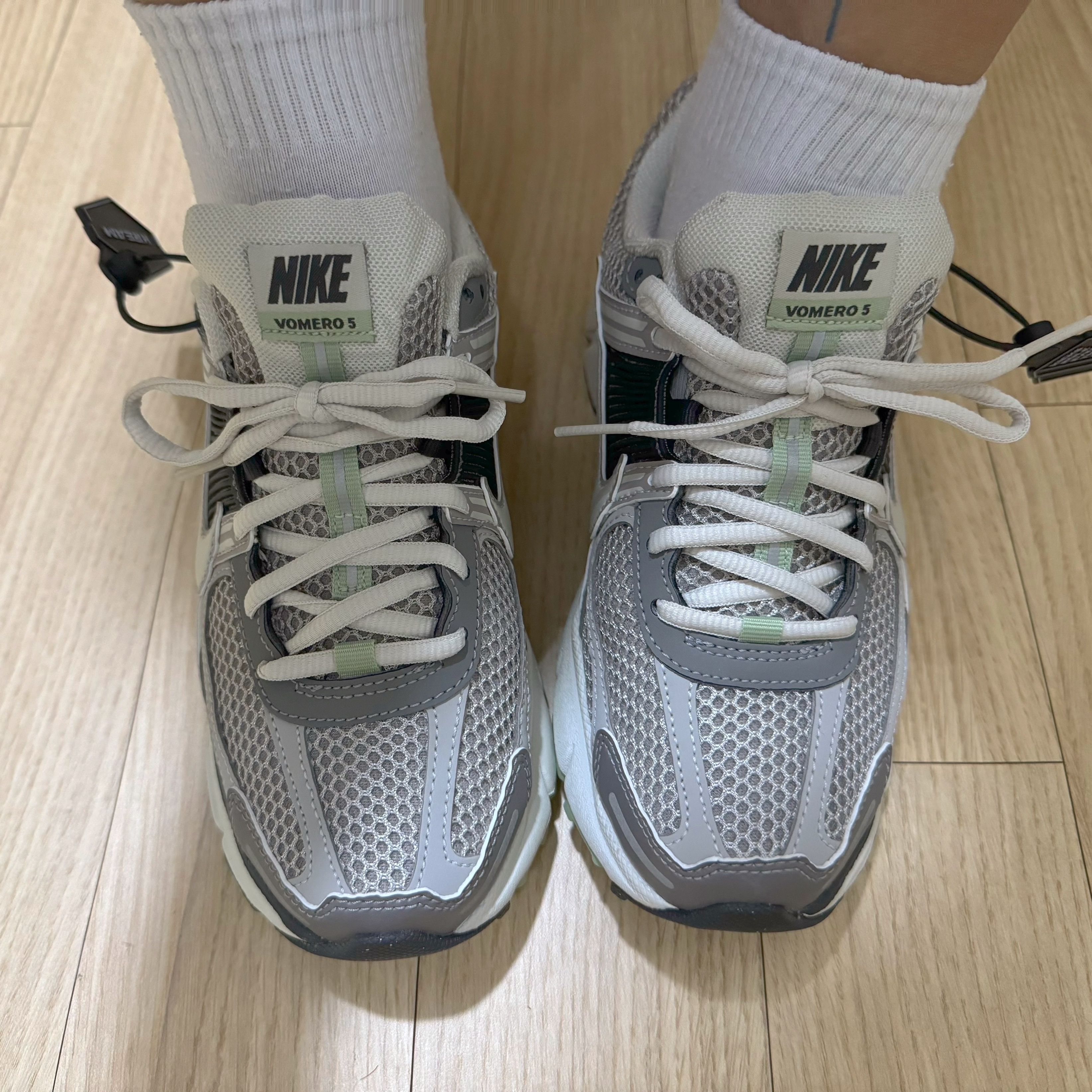 (W) Nike Zoom Vomero 5 Cobblestone and Flat Pewter 착용 스타일