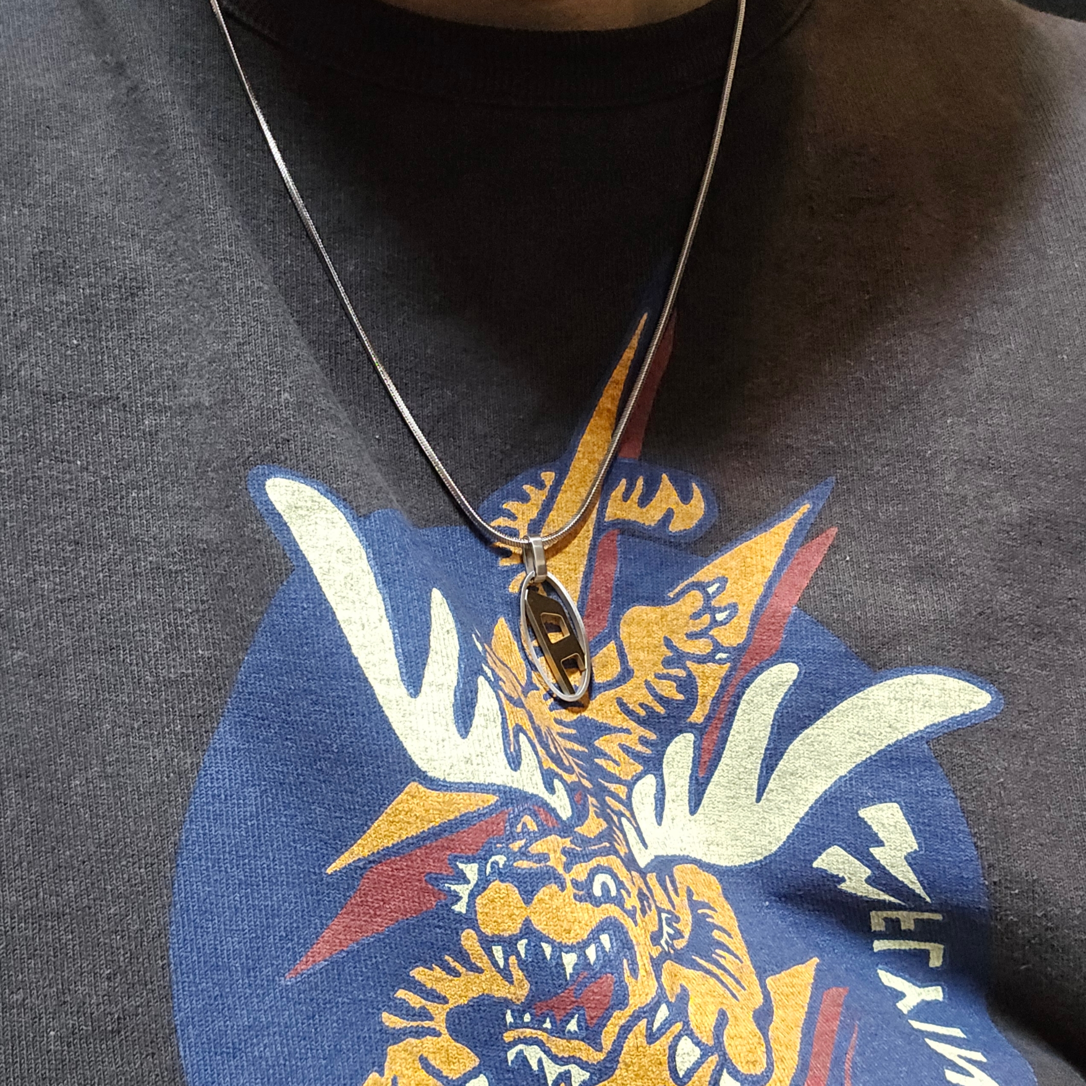Diesel Dx1421 Two-Tone Stainless Steel Pendant Necklace Silver 착용 스타일