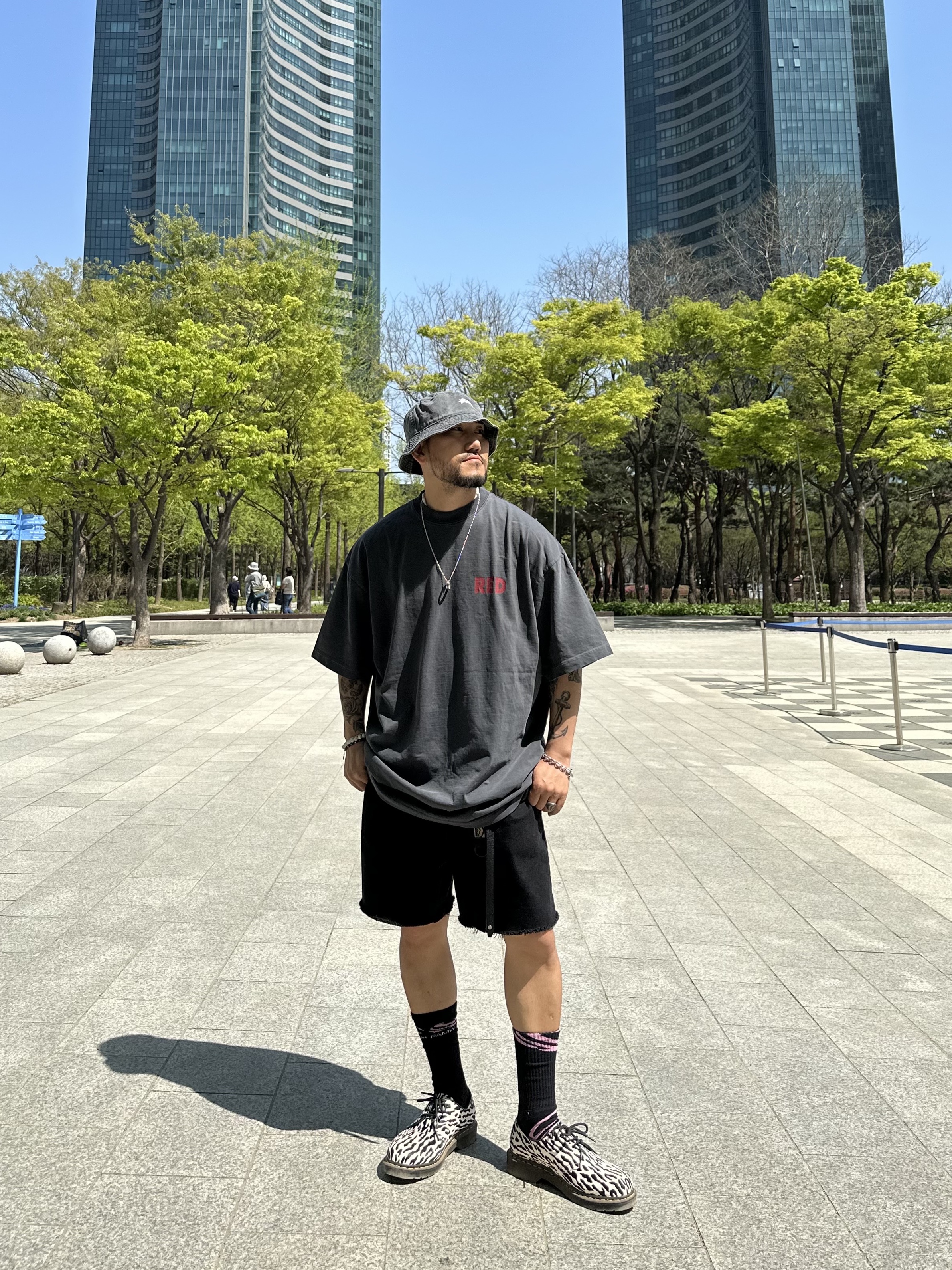 Stussy Washed Stock Bucket Hat Charcoal, Dr. Martens x Wacko Maria 1461 Tiger Camo Hair On Black White 착용 스타일 - 1