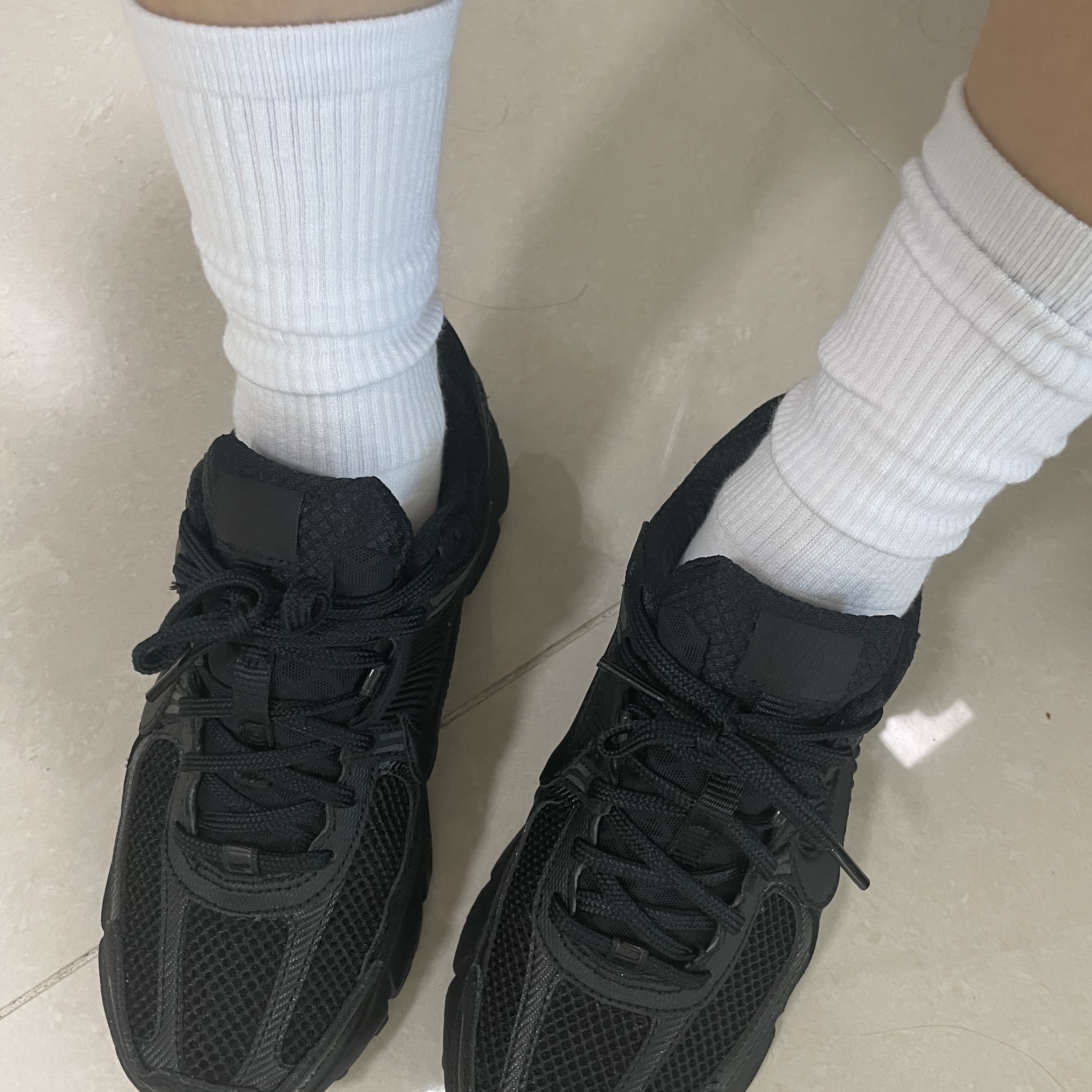 Nike Zoom Vomero 5 SP Black 착용 스타일 - 3