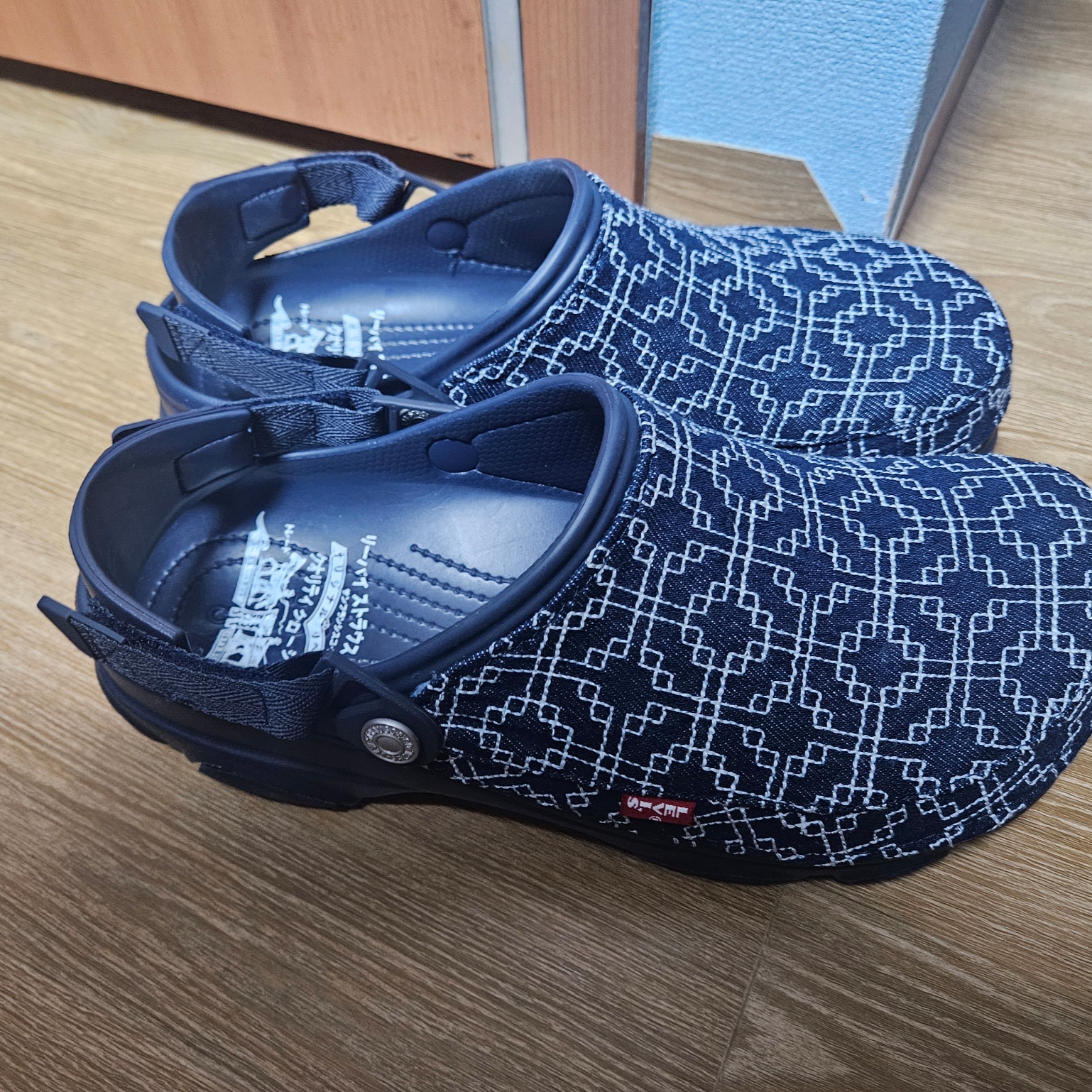 Crocs x Levi's All Terrain Clog Navy 착용 스타일