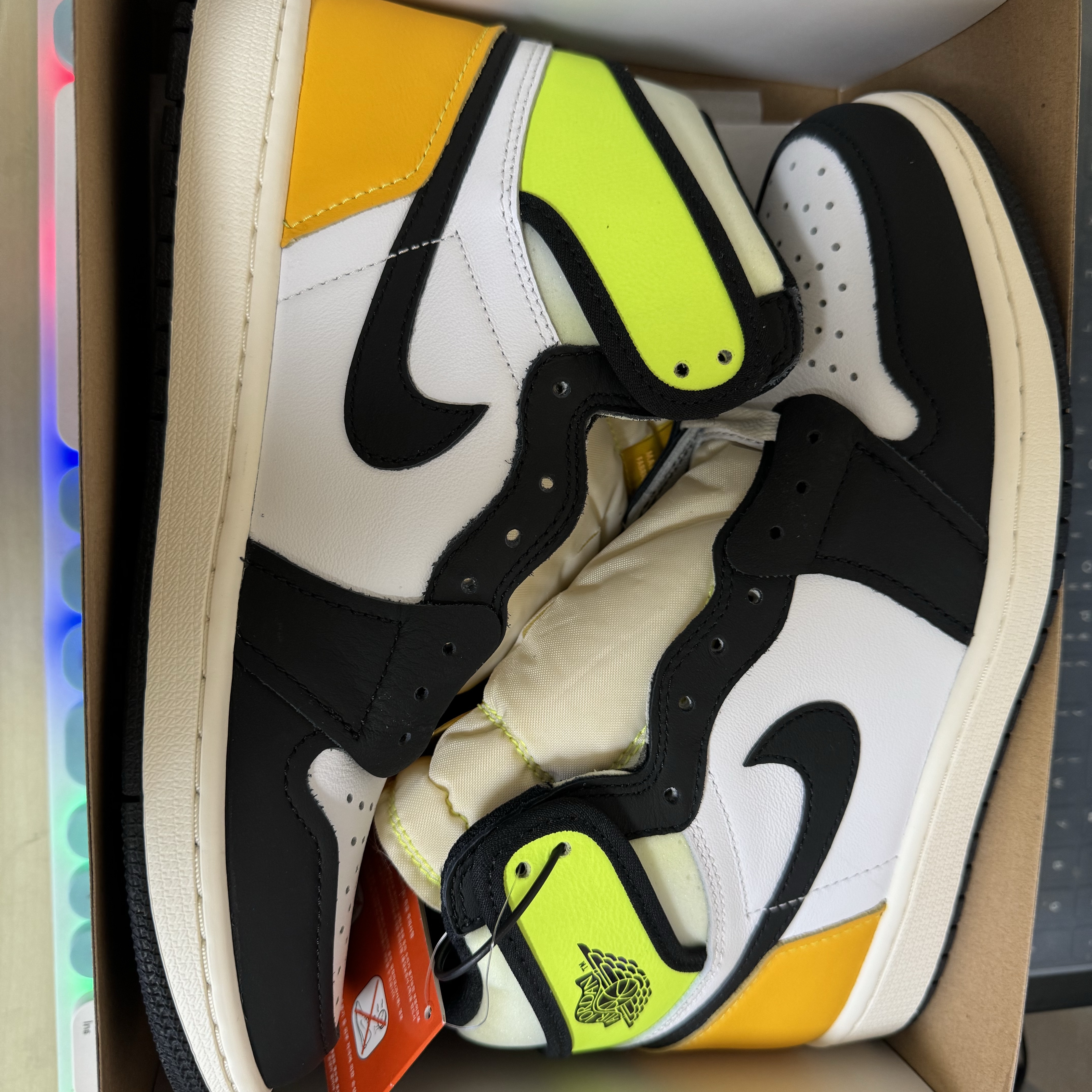 Jordan 1 Retro High OG Volt Gold 착용 스타일 - 4
