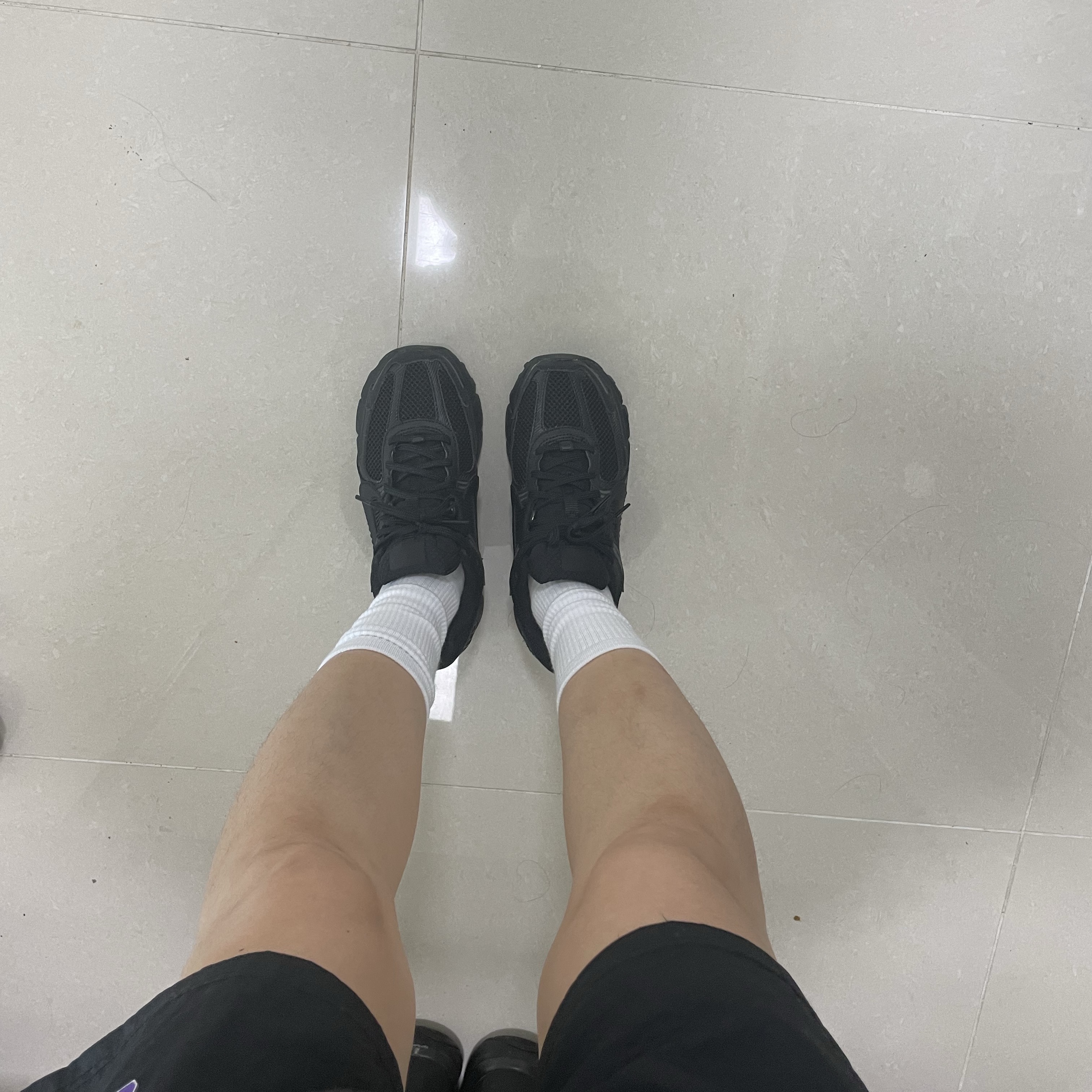 Nike Zoom Vomero 5 SP Black 착용 스타일 - 2