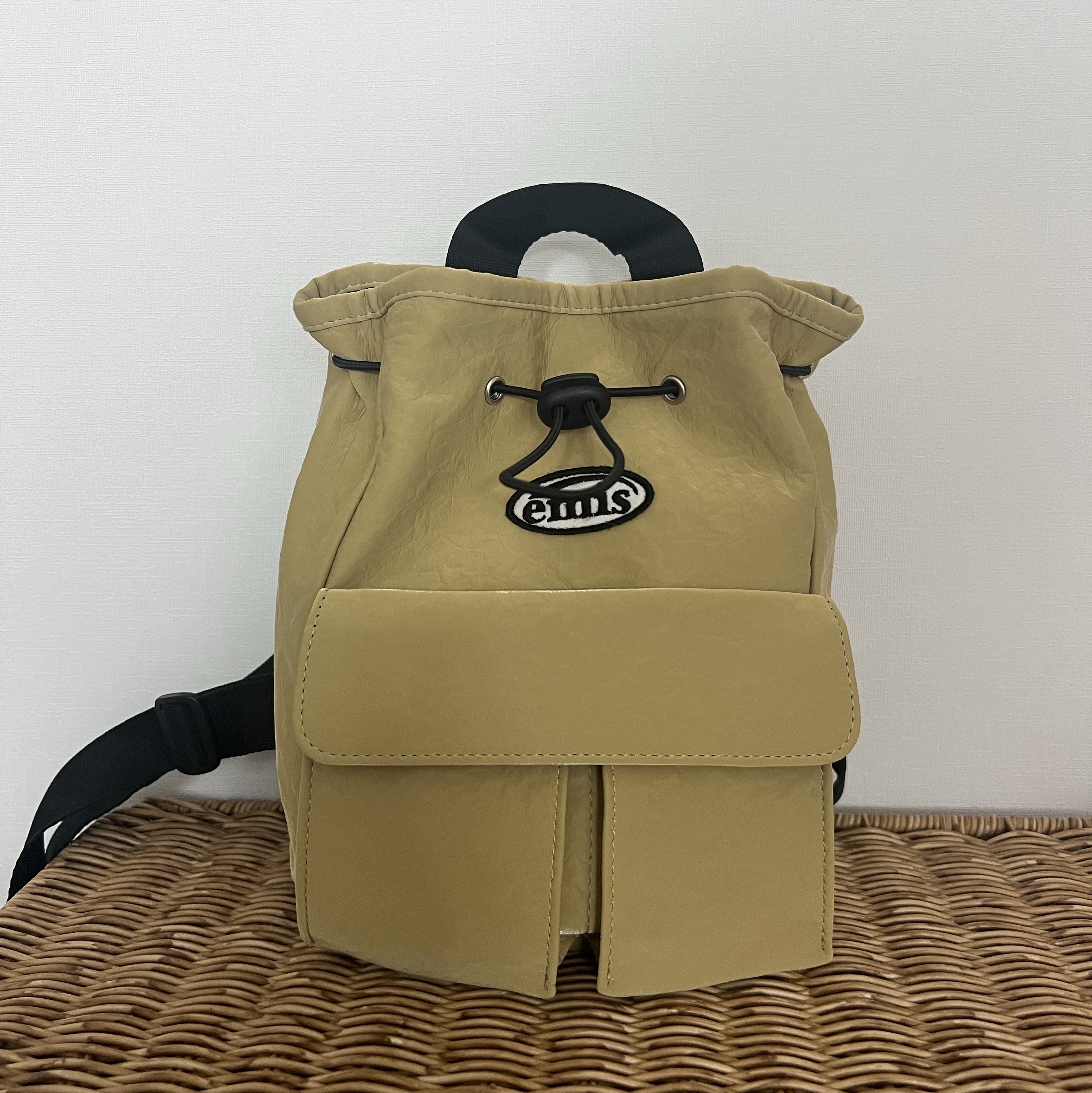 Emis Mini Wappen Pocket Backpack Mustard 착용 스타일 - 4