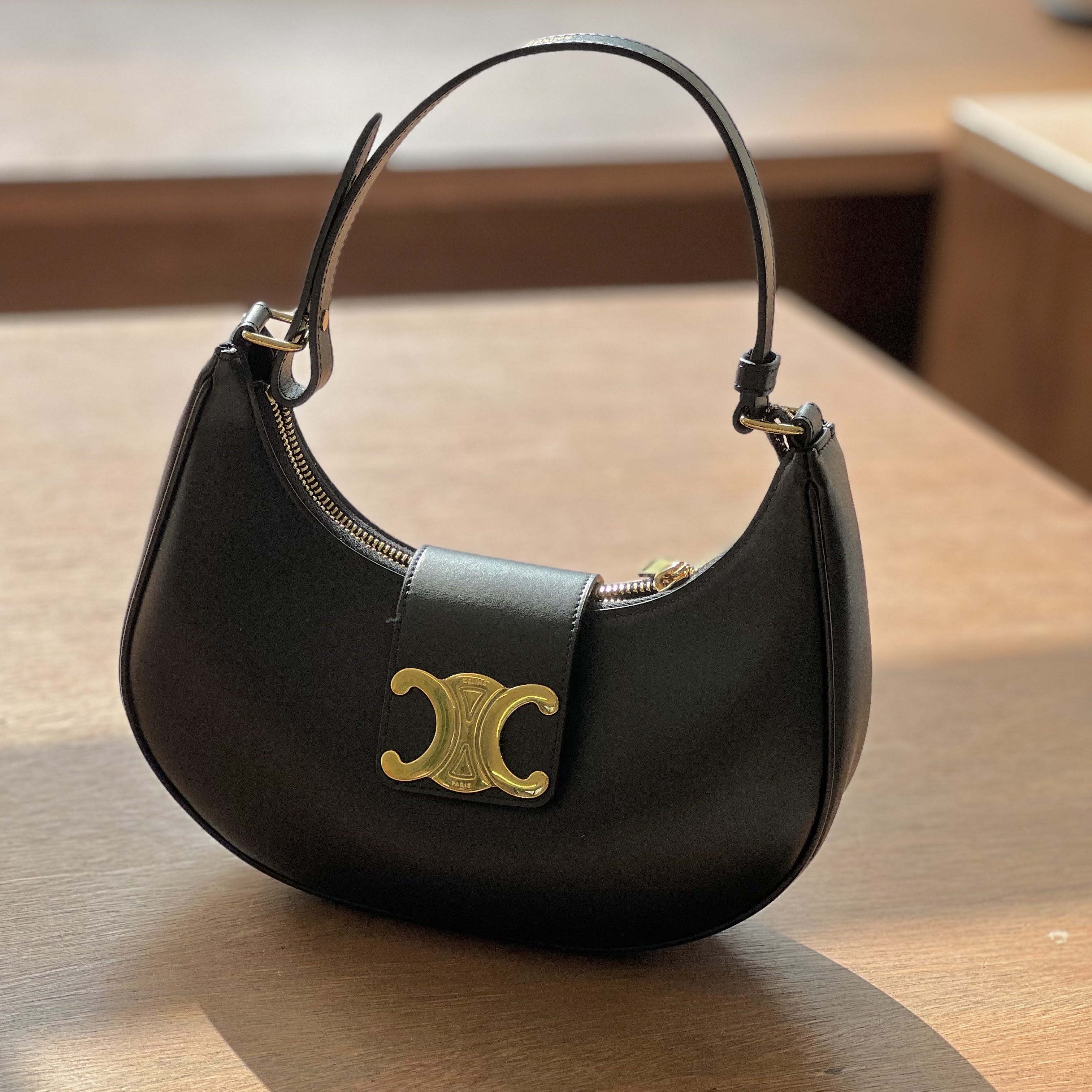 Celine Medium Ava Triomphe Bag in Smooth Calfskin Black 착용 스타일 - 3