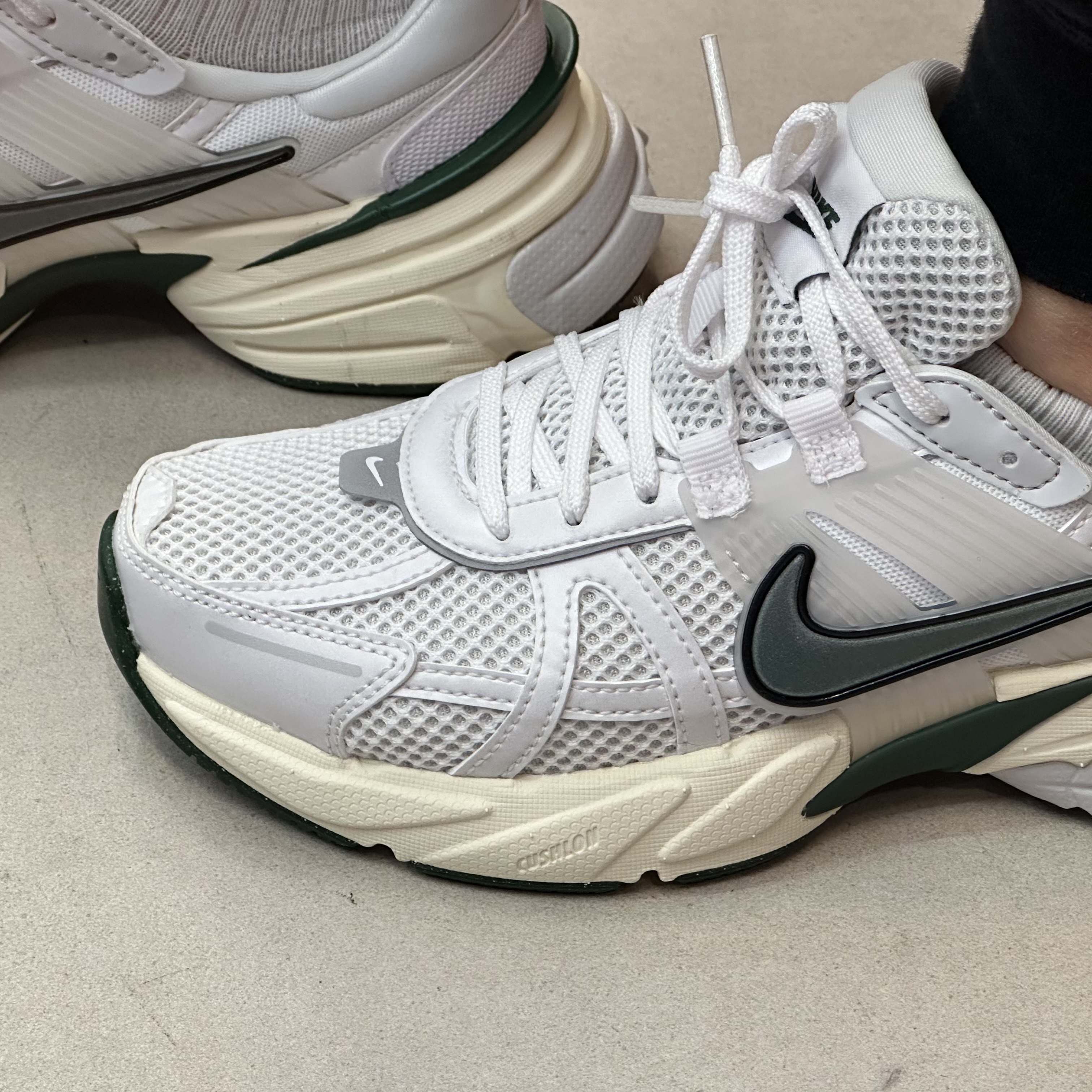 Nike V2K Run White Fir 착용 스타일 - 3