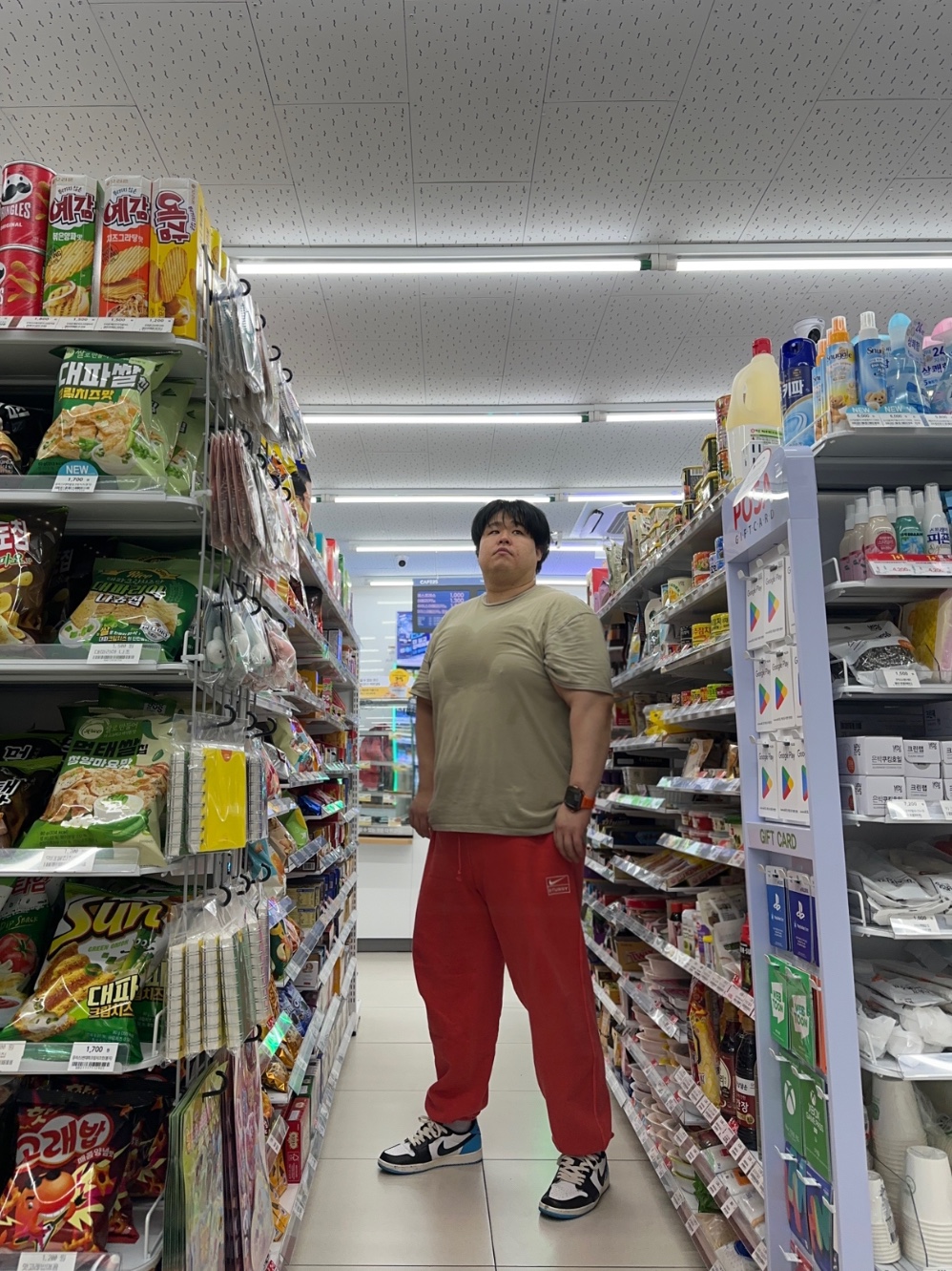 Essentials T-Shirt Core Heather - 23FW, Nike x Stussy Pigment Dyed Fleece Pants Habanero Red (FJ9157-642) 착용 스타일
